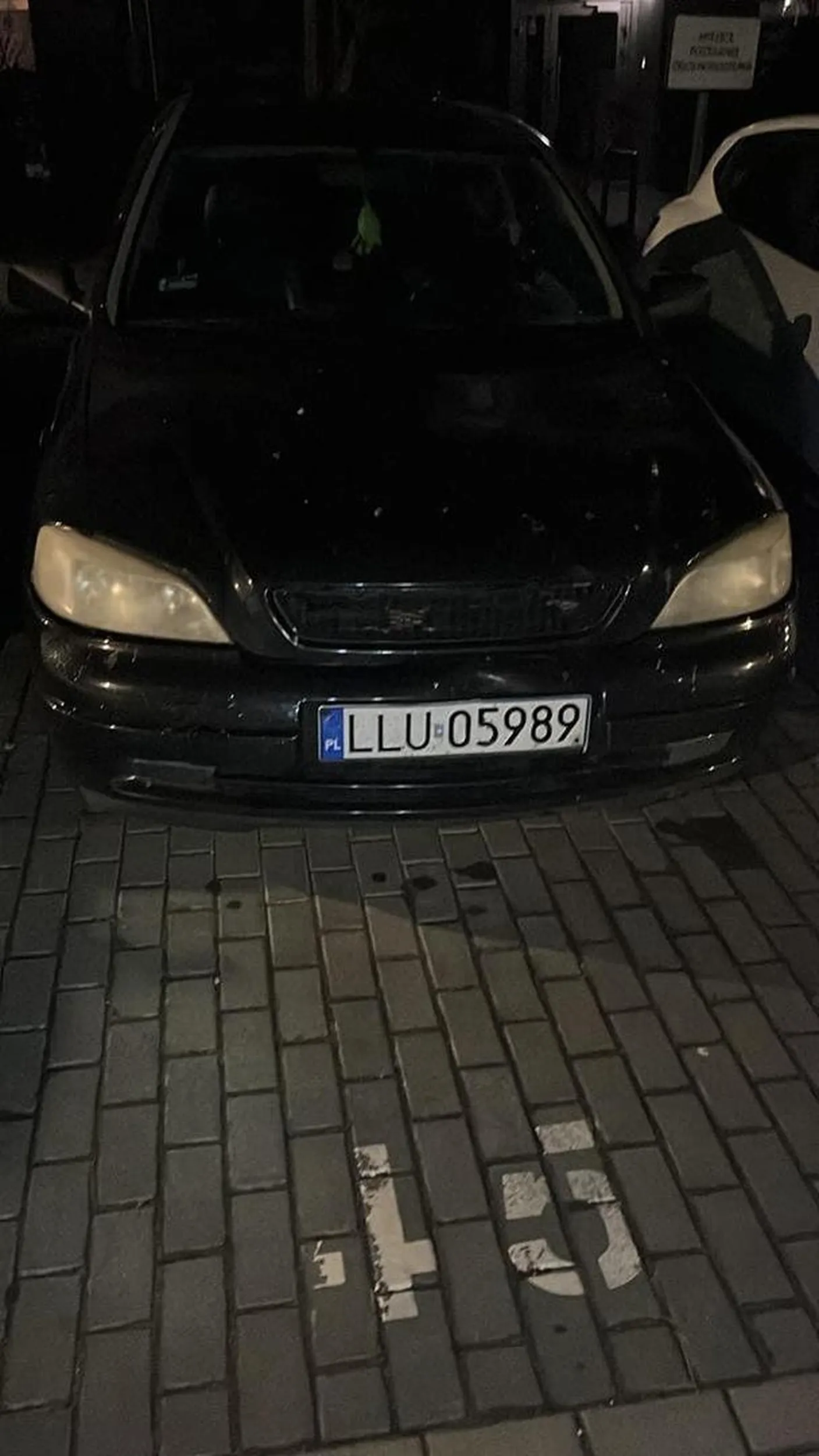 Człowieku zabierz te auto i wynajmij od kogoś miejsce parkingowe. Ile razy ludzie maja ci zwracać uwagę żebyś sie nauczył?