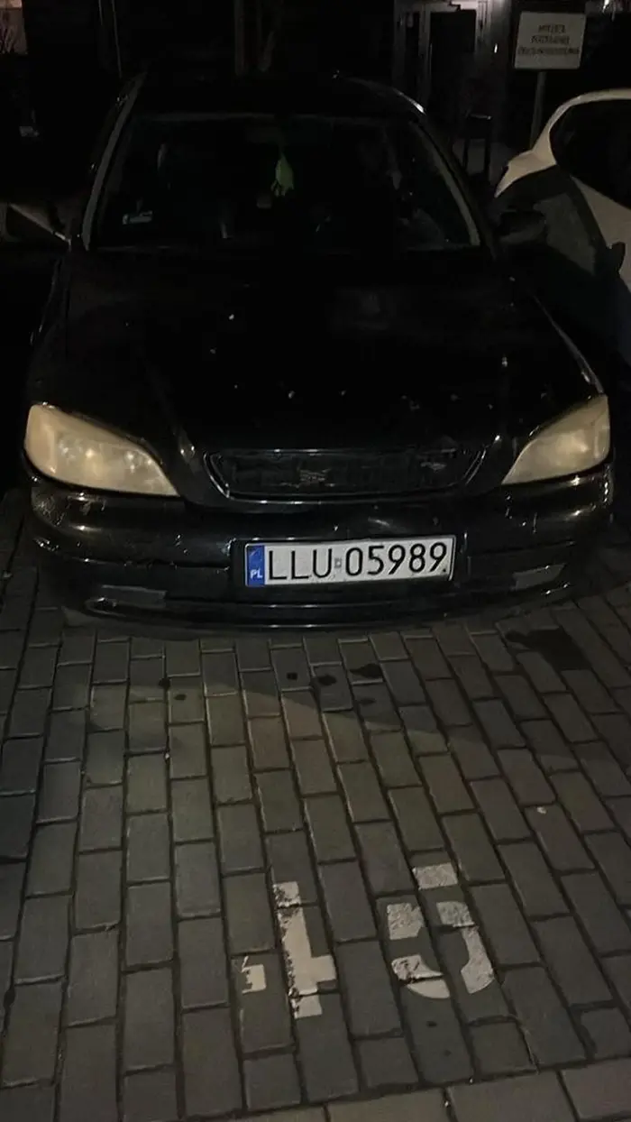 Człowieku zabierz te auto i wynajmij od kogoś miejsce parkingowe. Ile razy ludzie maja ci zwracać uwagę żebyś sie nauczył?