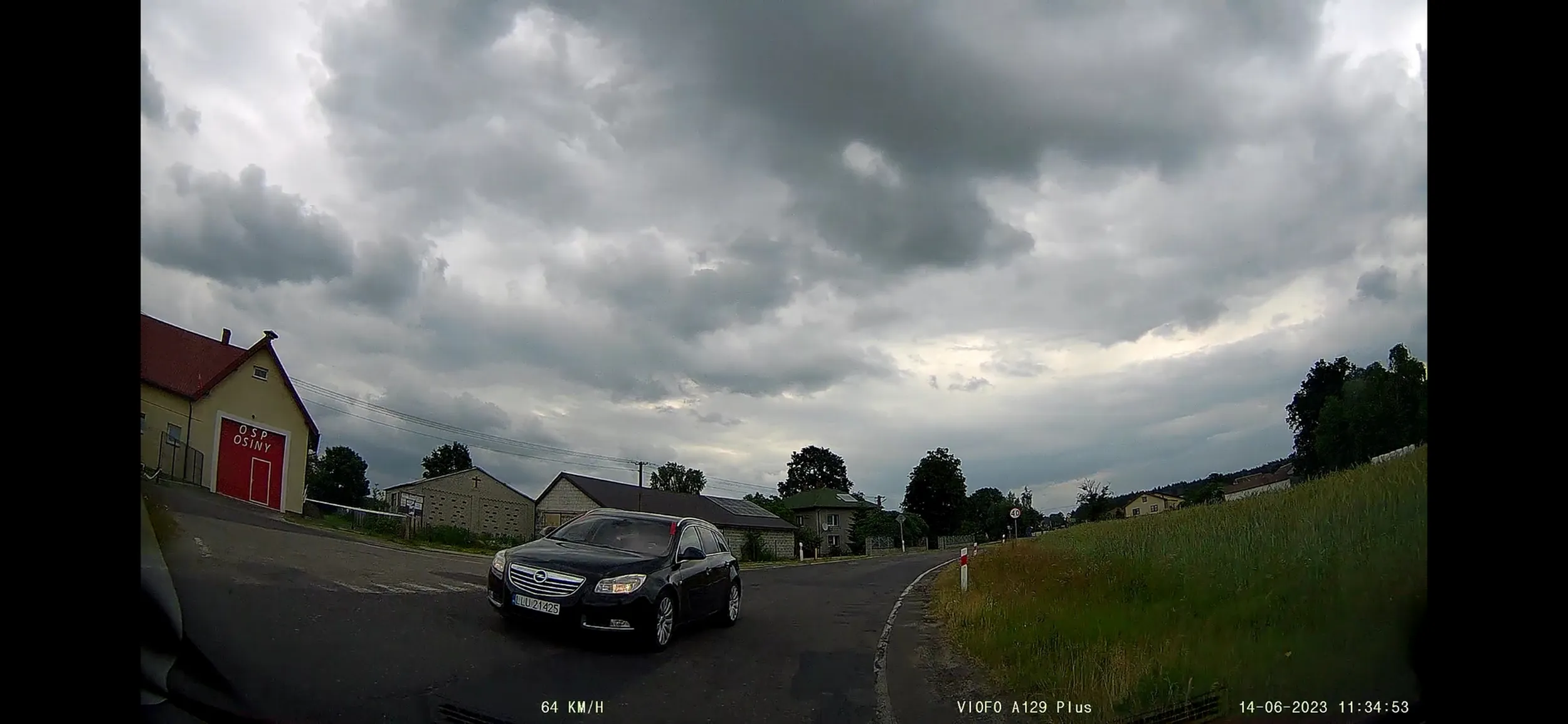 Ścina zakręty, stwarza zagrożenie, nie zwraca uwagi na innych uczestników ruchu.