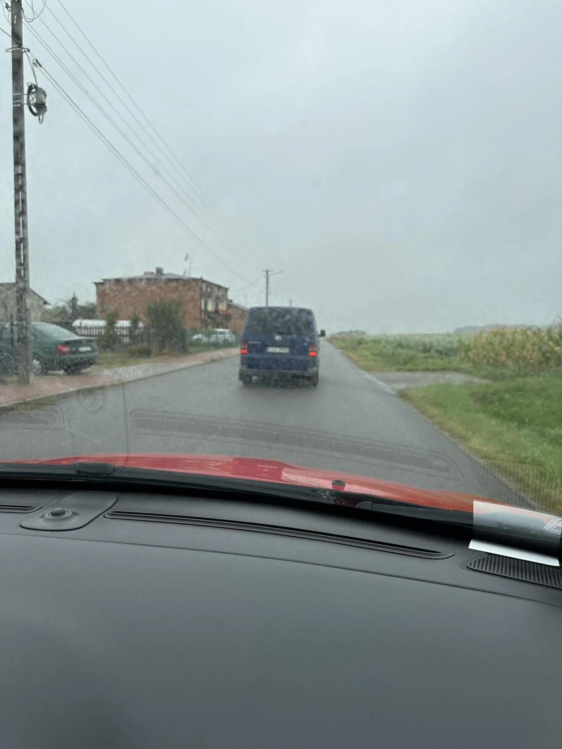 Jeździ pajac środkiem drogi 40 km/h i hamuje co chwilę na prostej, pustej drodze.
