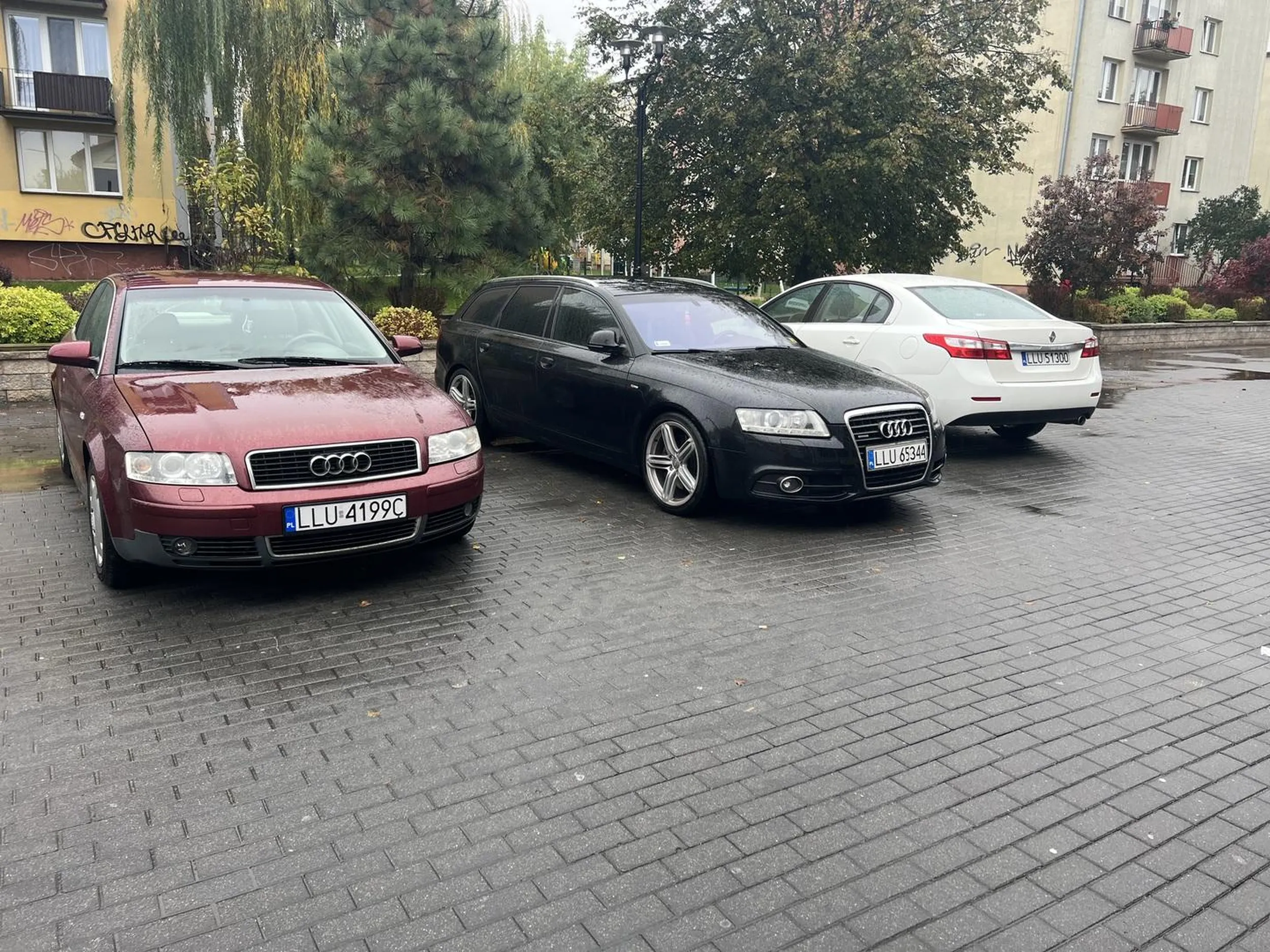 Kolejny Łukowski wsioch co parkuje na chodniku, zapewne pracownik w budzie na stawki.