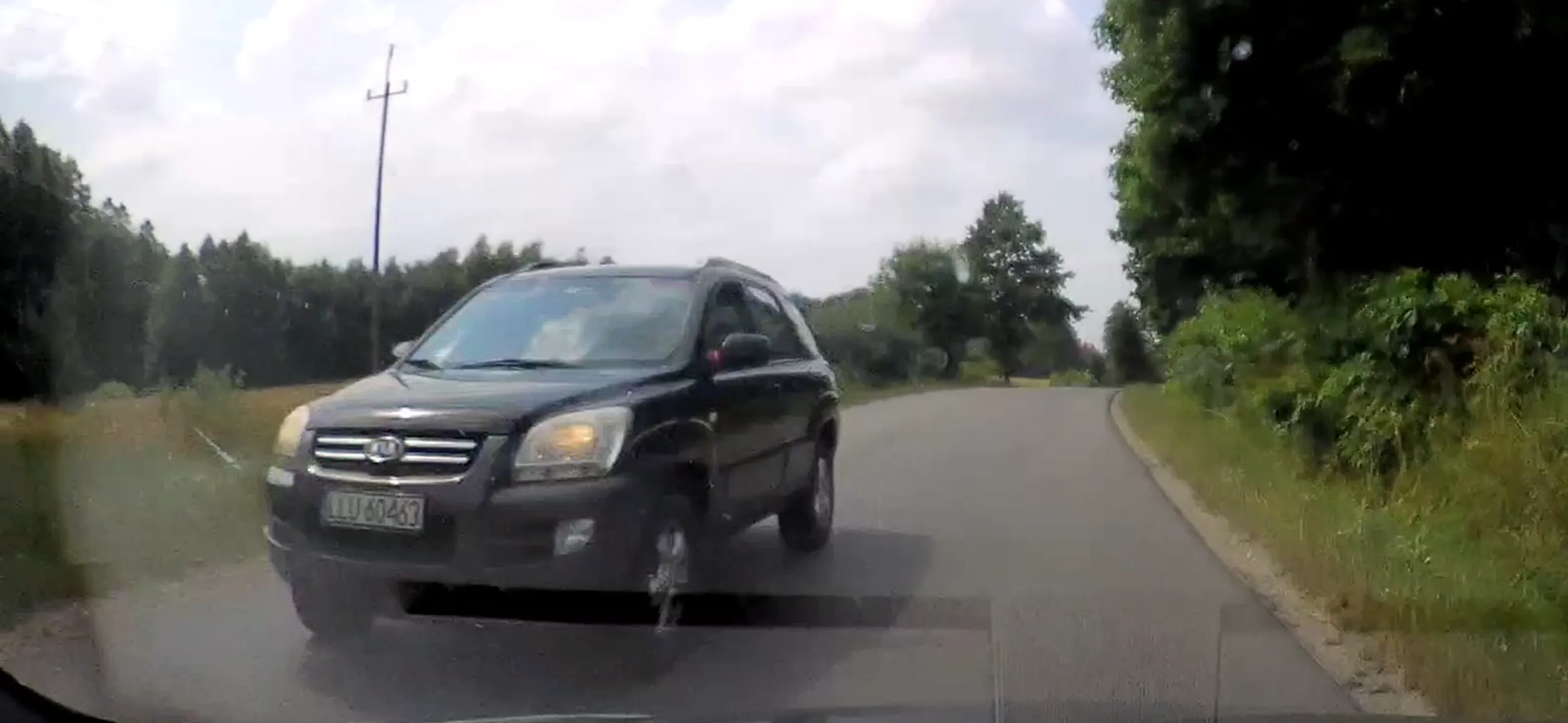 Zupelny brak wyobrazni, niewiele brakowało a spowodował by kolizję z moim pojazdem. Musiałem uciekać na pobocze ponieważ jechał niemal środkiem drogi.