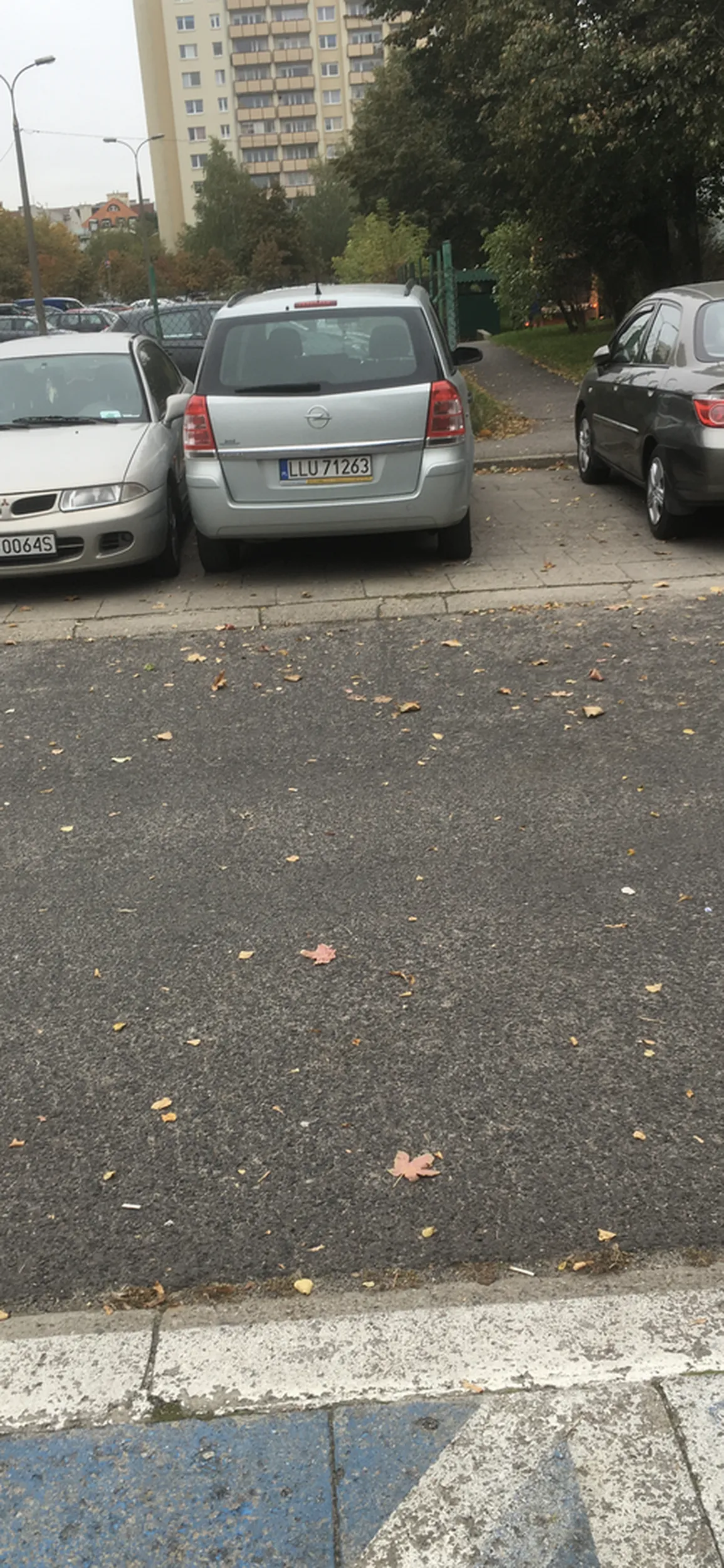 Kierowca geniusz, przecież łatwiej mu będzie wyjść od strony pasażera ??‍♂️ sąsiadowi zostanie zrobić to samo ?