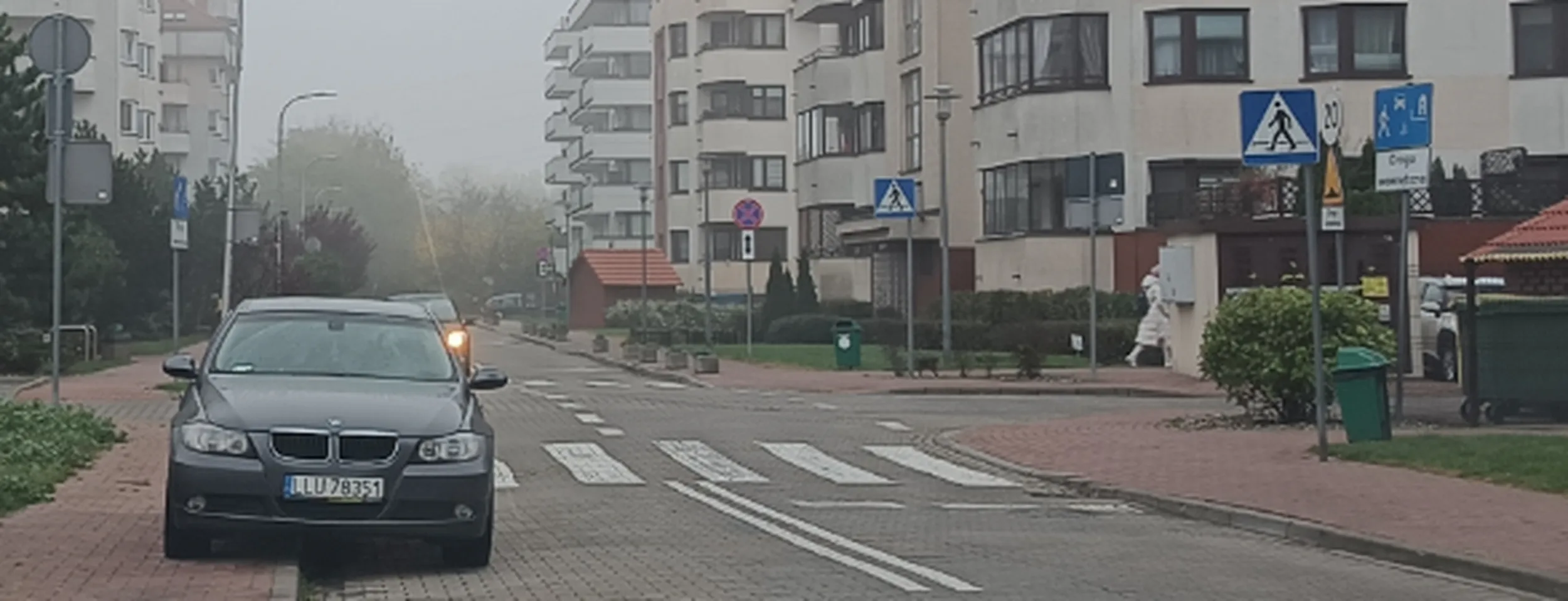 Zaparkował przy przejściu dla pieszych i poszedł do domu. Pewnie bić żonę alba psa. Edukować i cofnąć prawo jazdy!