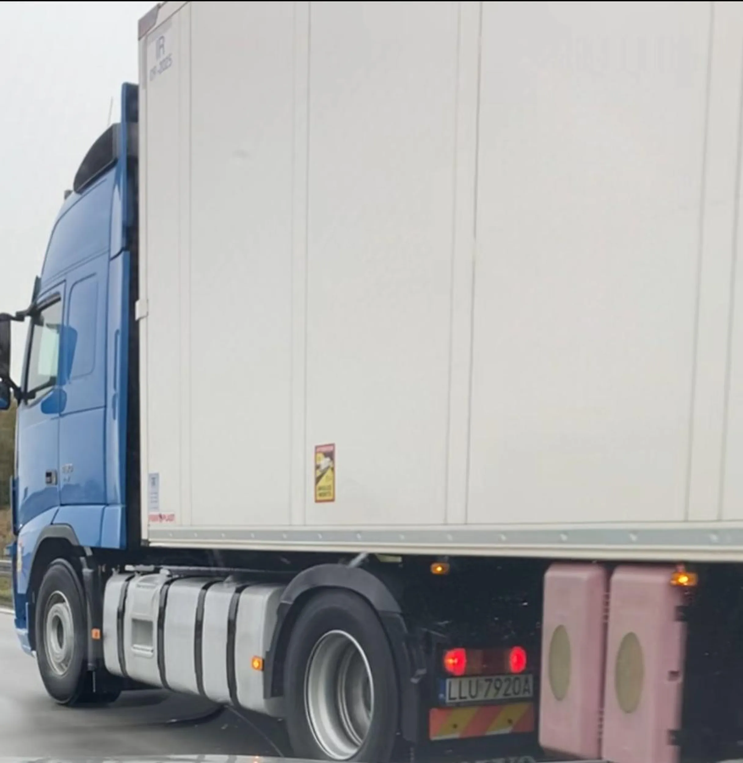 Ten kutasiarz wyprzedza inne tiry na A4, okolice Kostomłoty woj. Dolnośląskie