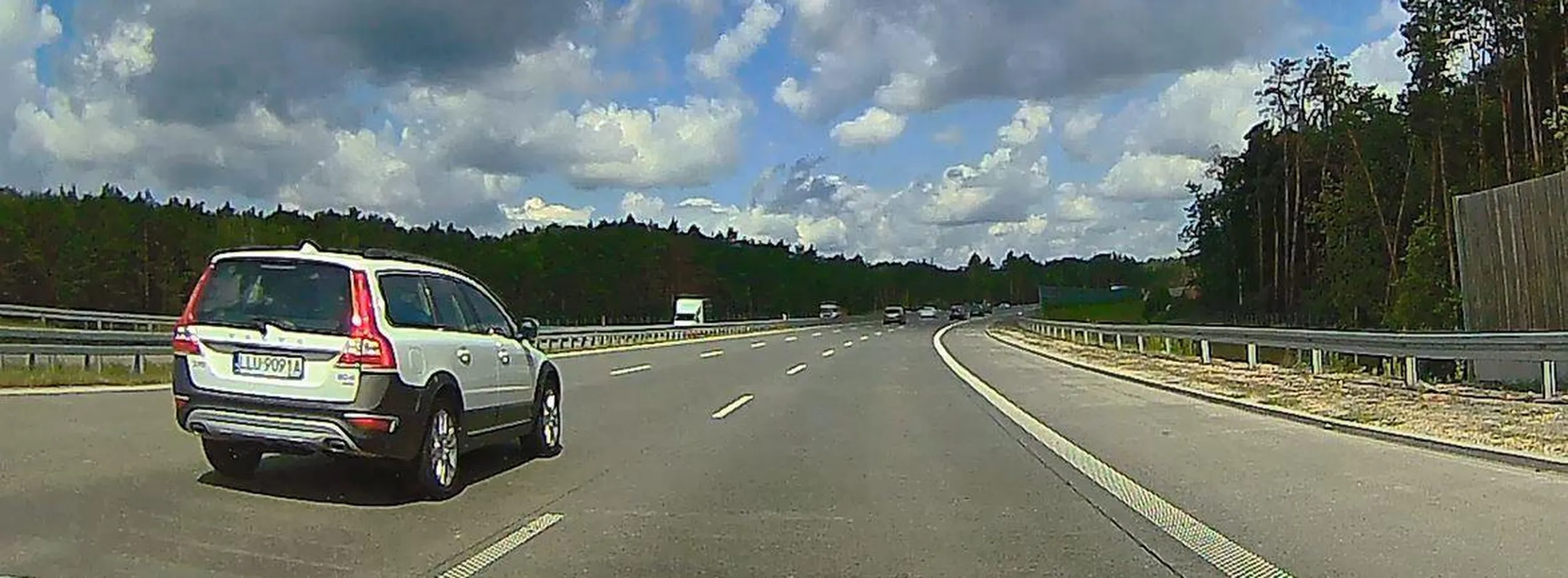 Chłopiec jest tak zajęty grzebaniem w telefonie, że nawet nie wie którym pasem autostrady jedzie. A może po prostu nie zna przepisów. Pewnie to i to. :-)