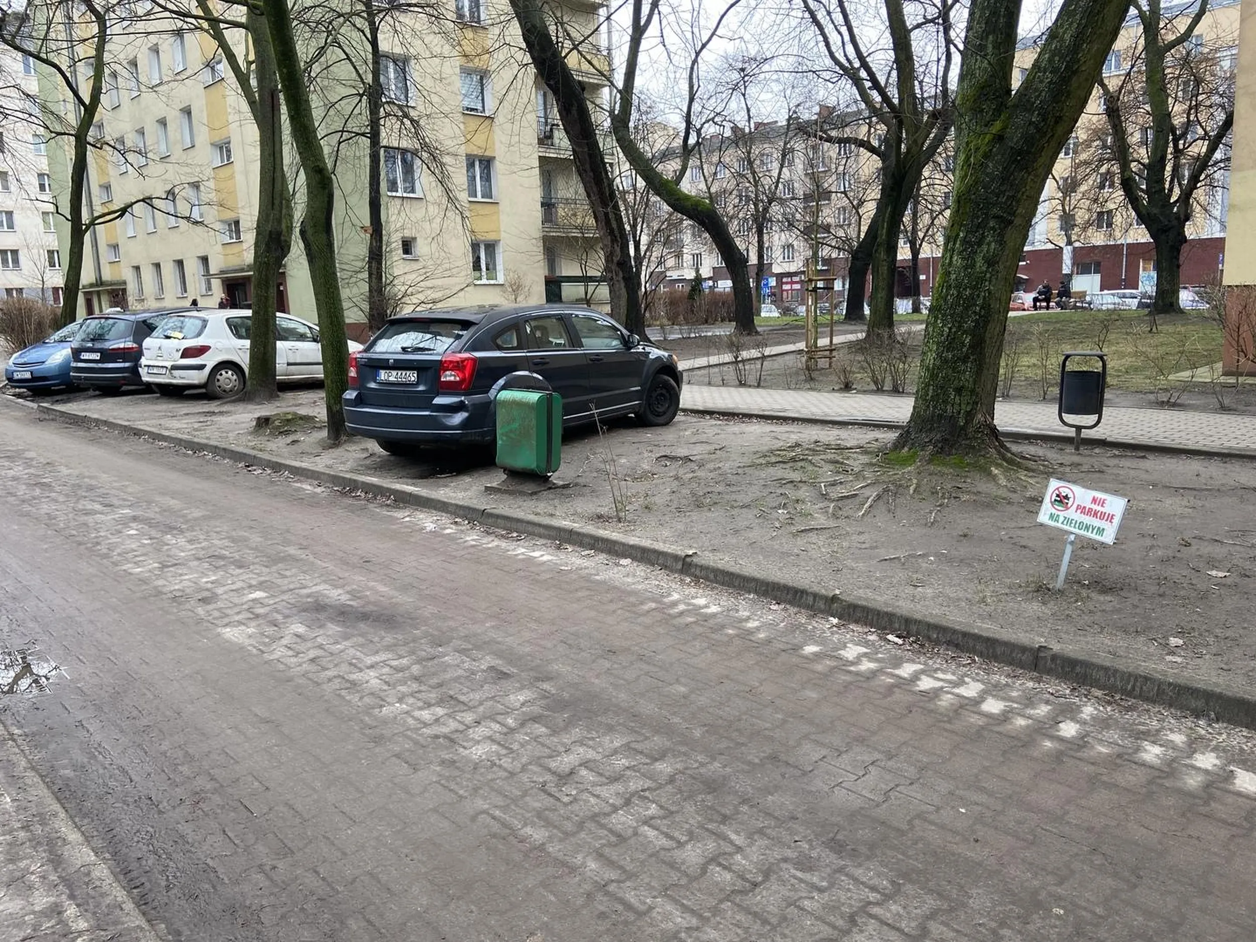 Parkuje na trawce :(