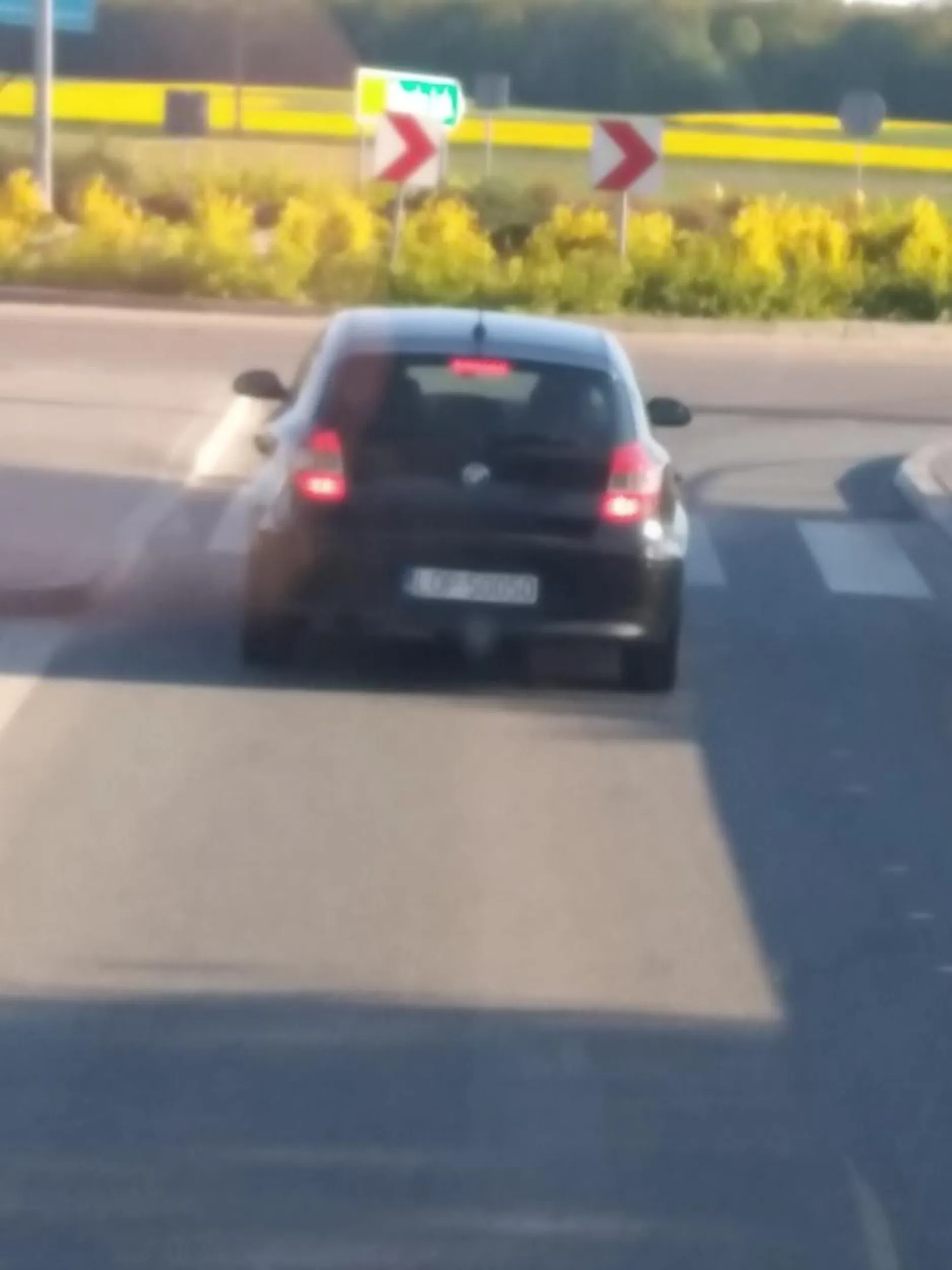 Najpierw wyjeżdża pod samą maskę z podporzadkowanej gdzie zmusił mnie do ostrego hamowania a po mrugnieciu długimi wyhamowal wszystkich do zera. Okolice belzyc uważajcie