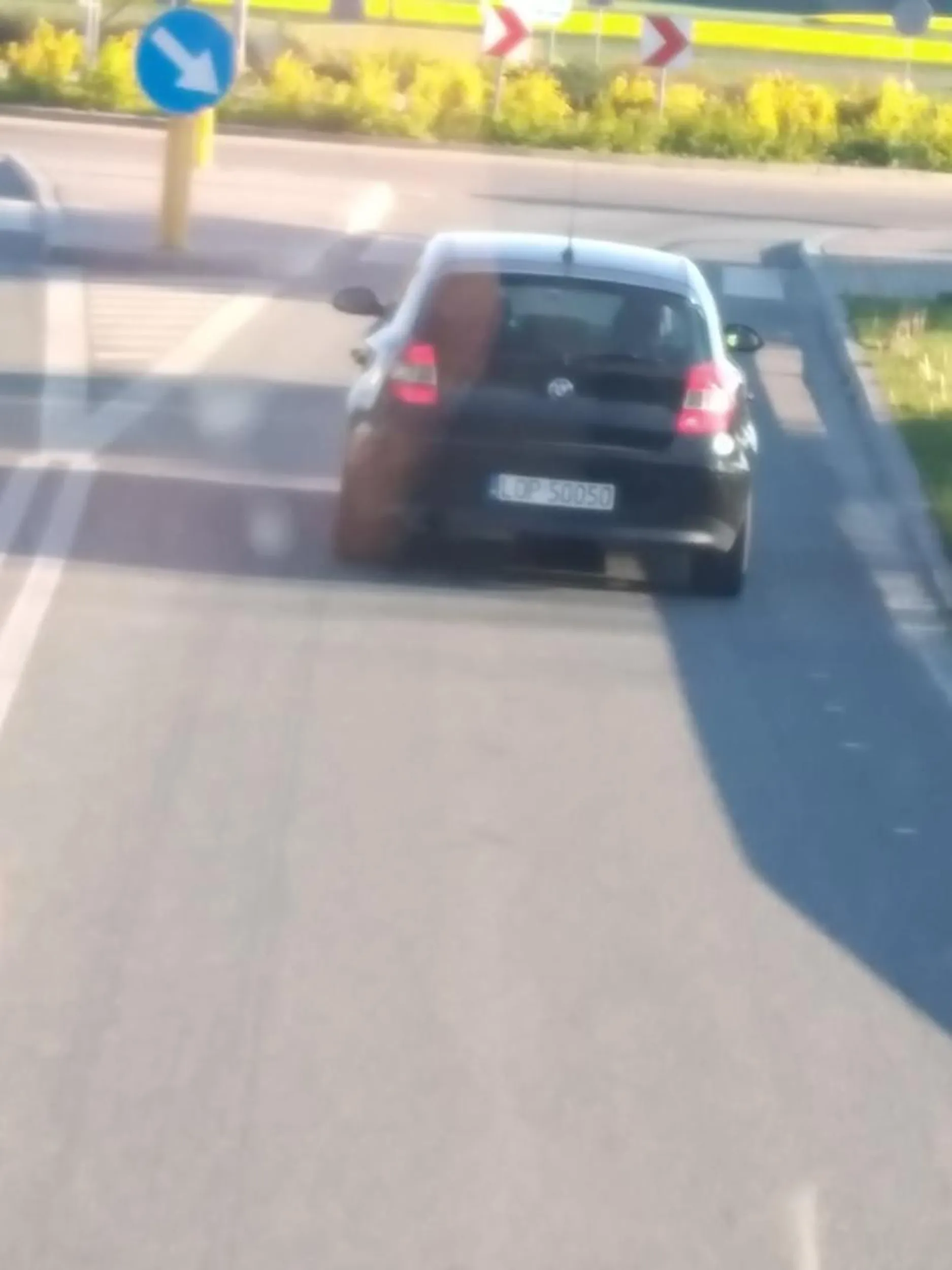 Najpierw wyjeżdża pod samą maskę z podporzadkowanej gdzie zmusił mnie do ostrego hamowania a po mrugnieciu długimi wyhamowal wszystkich do zera. Okolice belzyc uważajcie