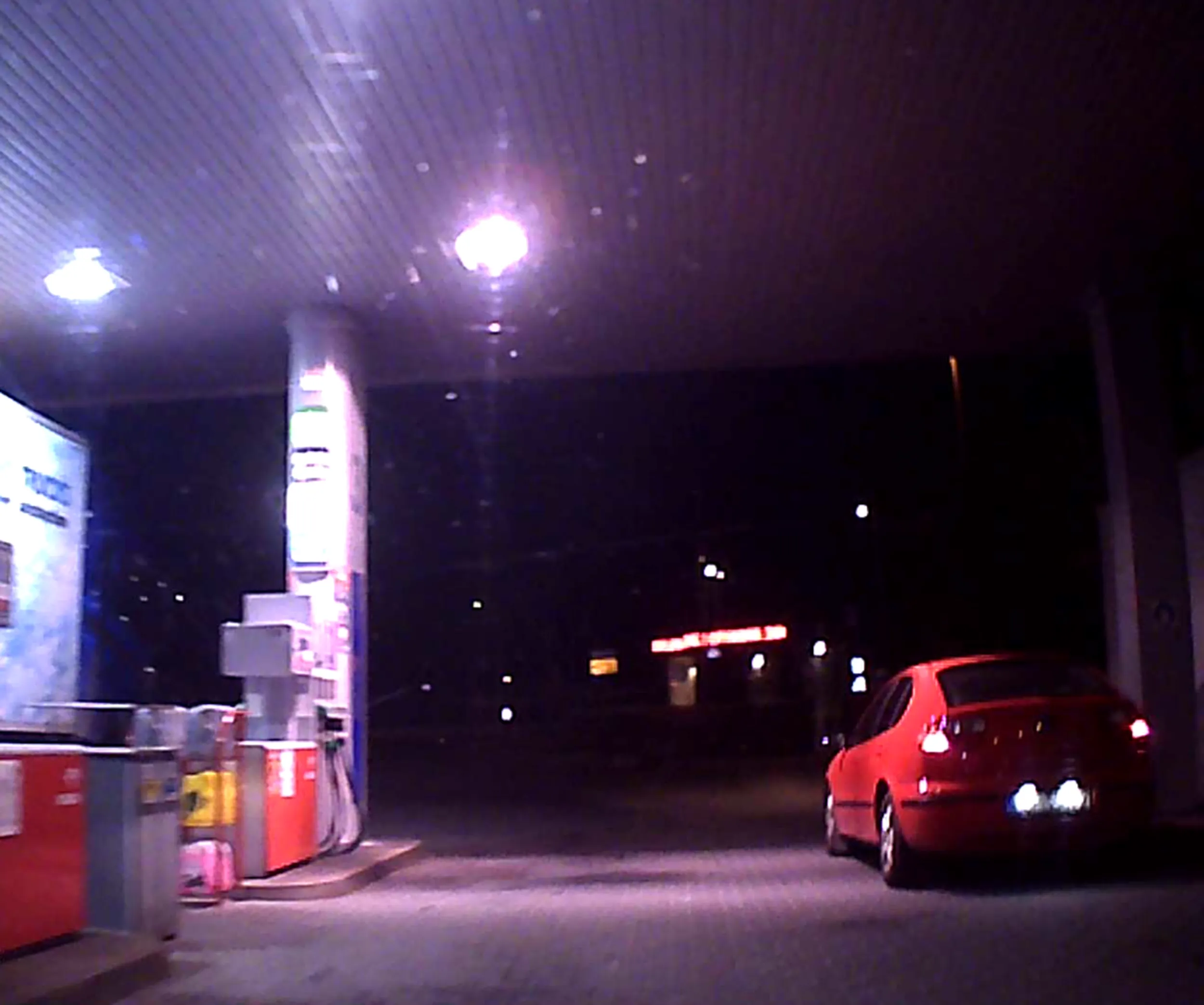 Uważajcie podczas omijania tego gó***arza - stu***arza, bo stoi na włączonym silniku i nie rusza się, a gdy próbujesz go ominąć, to nagle rusza wraz z Tobą! Ojszcz**iur nie spojrzy w lusterka, zanim włączy się do ruchu tylko od razu rura! Pojazd: SEAT LEON 00-06 r.