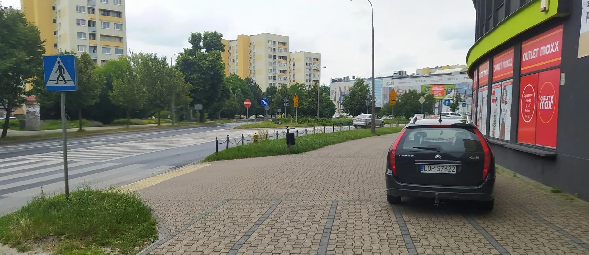 Dla tego "kierowcy" ewidentnie nie jest problemem notoryczne parkowanie na przejściu dla pieszych, gdzie często pojawiają się dzieci i starsi ludzie. Tuż obok jest parking, ale jak widać przejść się 10 metrów więcej to problem.