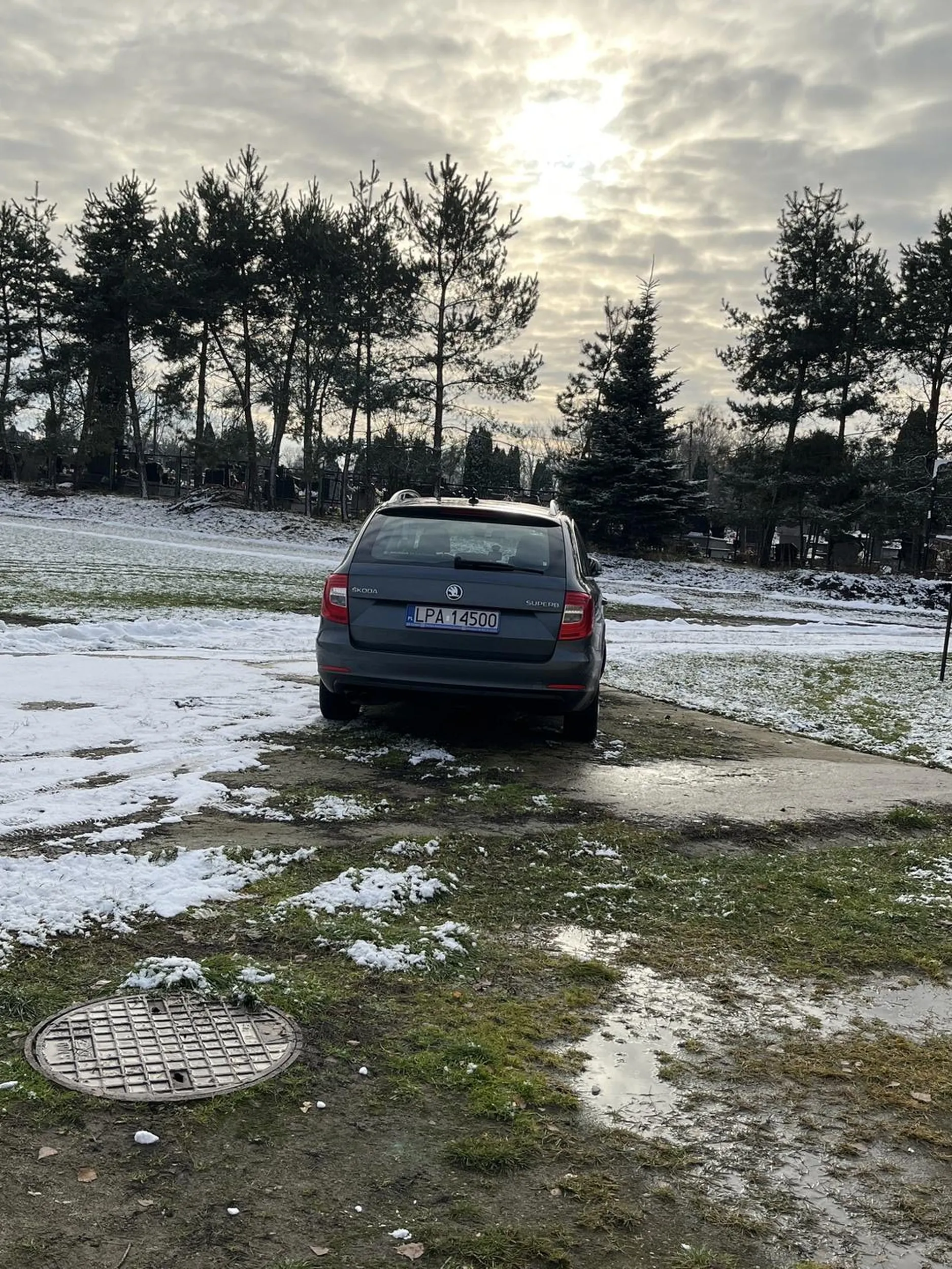 Nie polecam kierowcy niszczy przyrodę i trawniki.