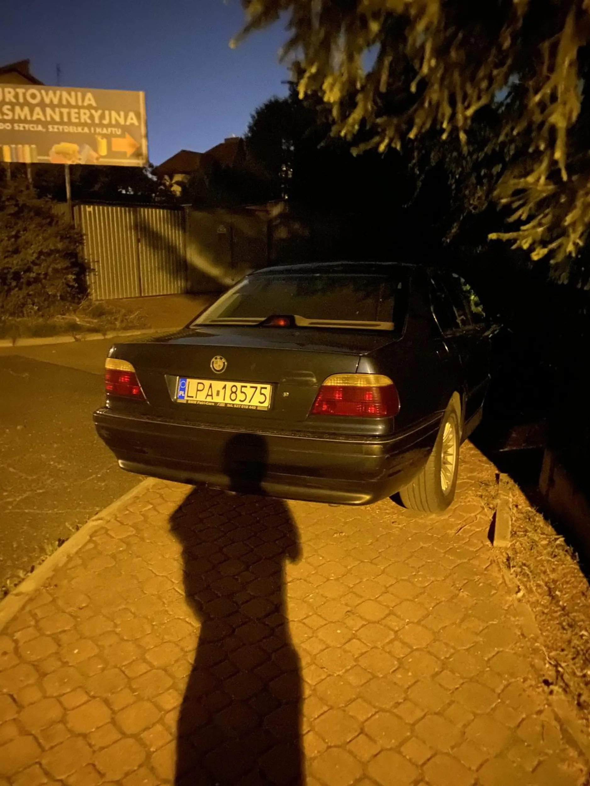 Zaparkował na skrzyżowaniu blokując cały chodnik, nie dało się przejść.