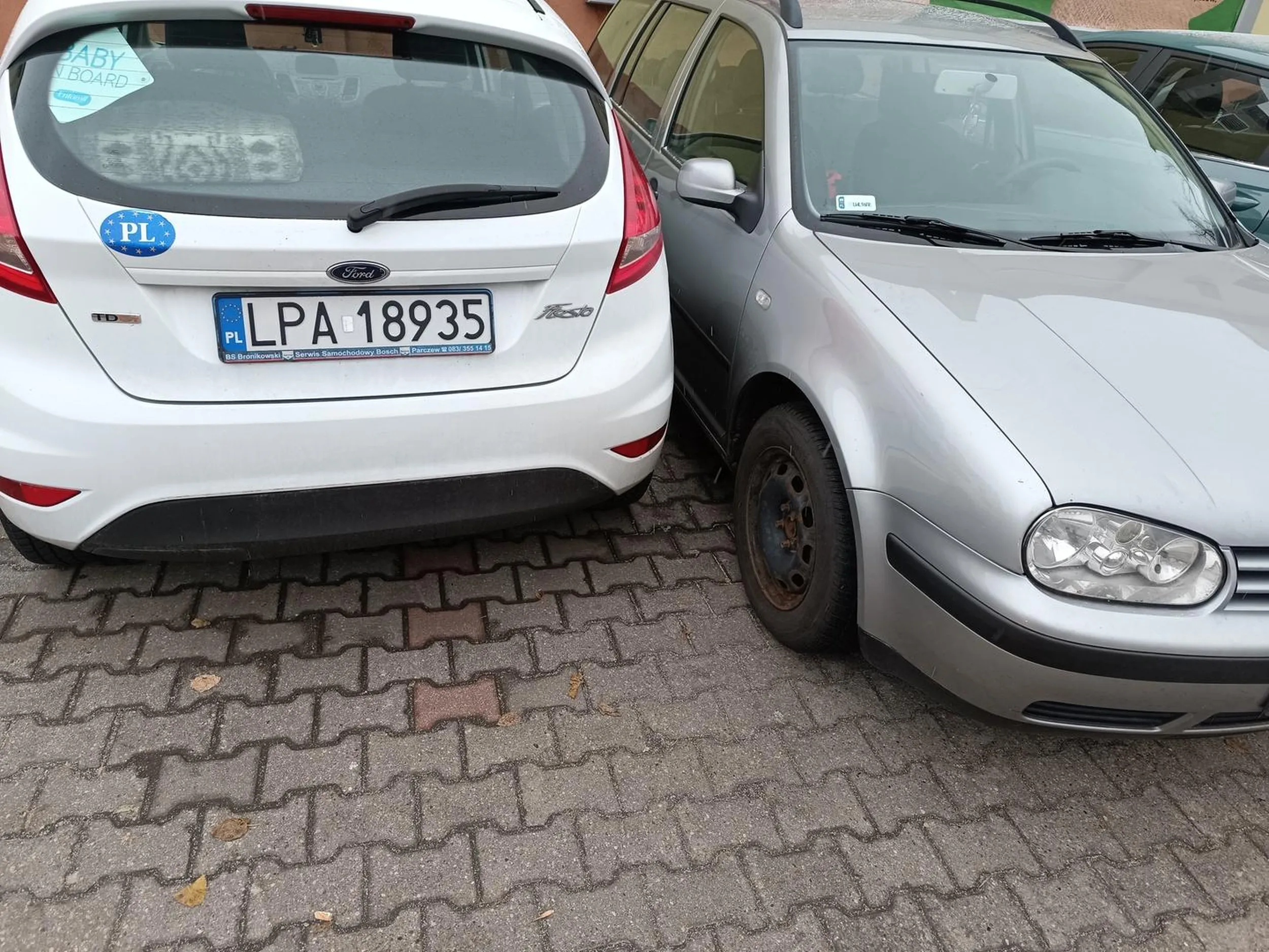 Świetne parkowanie pod sklepem o 8 rano, zablokuj jeszcze więcej miejsc!