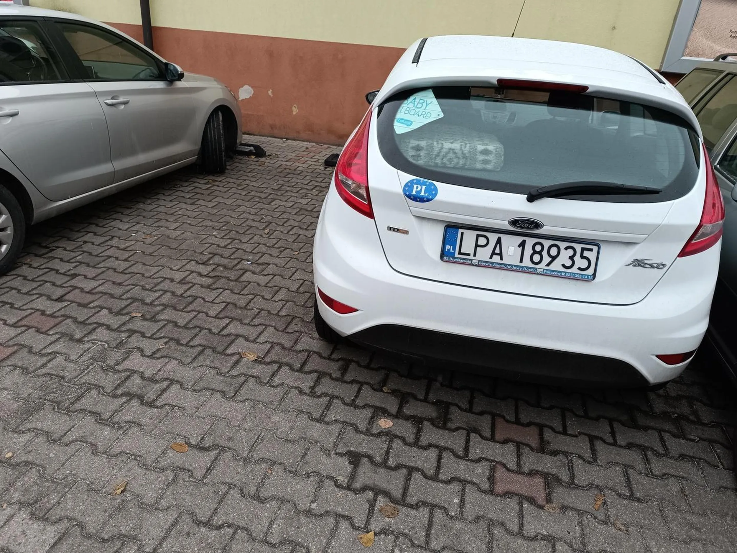 Świetne parkowanie pod sklepem o 8 rano, zablokuj jeszcze więcej miejsc!