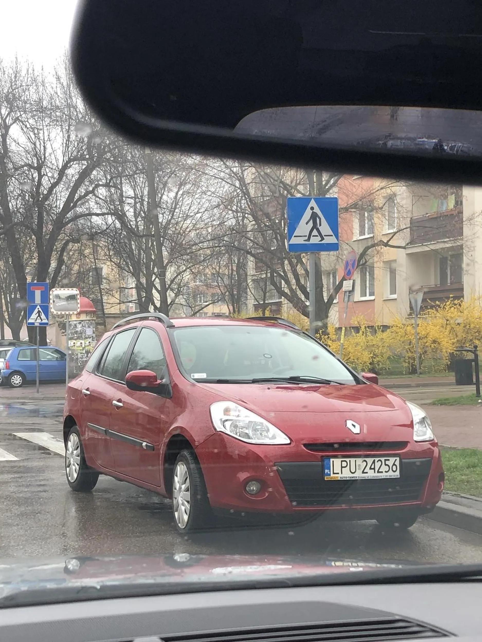 Parkuje przed przejściami dla pieszych, stwarzając tym zagrożenie (obok jest szkoła matole)