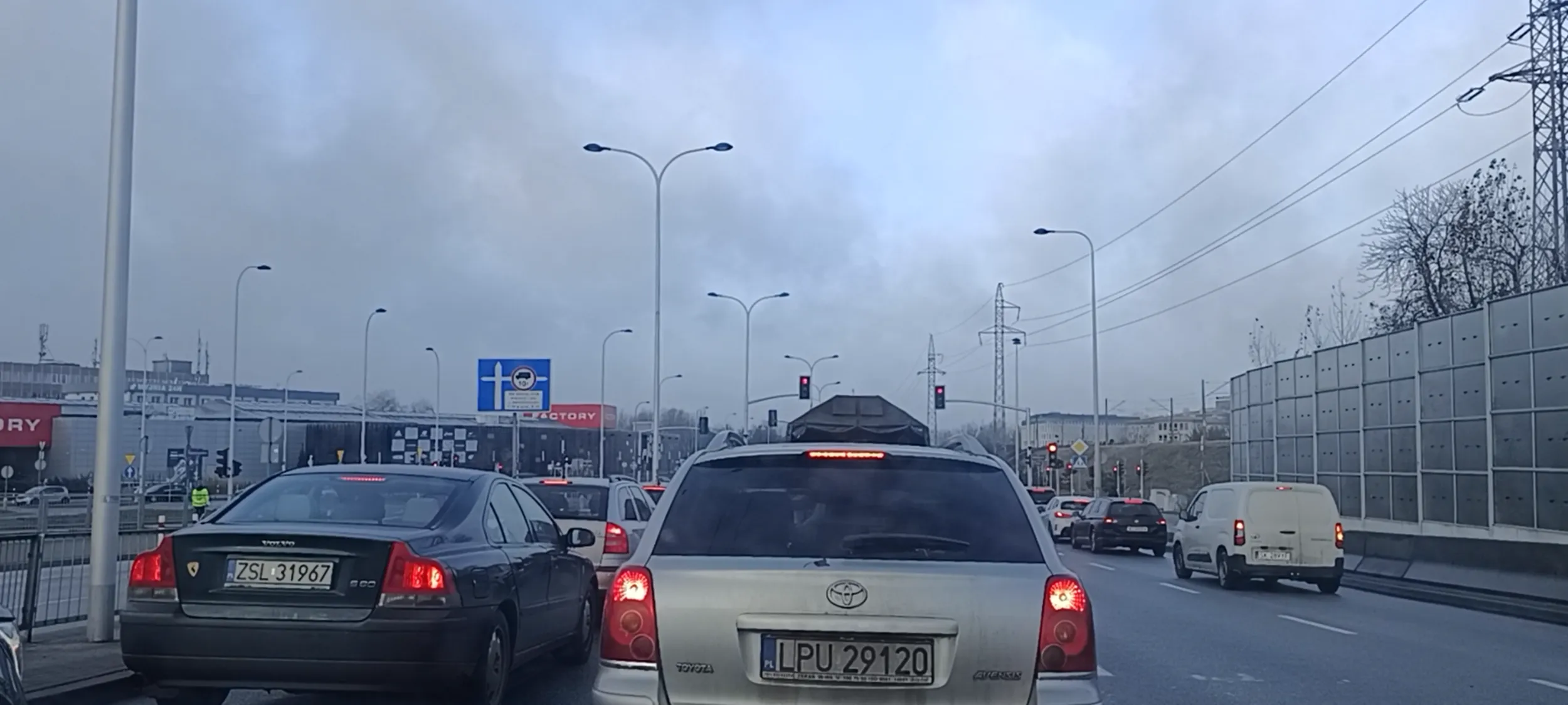 Jeździ bardzo agresywnie, zajeżdża drogę, wpycha się przed auto i gwałtownie hamuje, przekracza dozwoloną prędkość w mieście