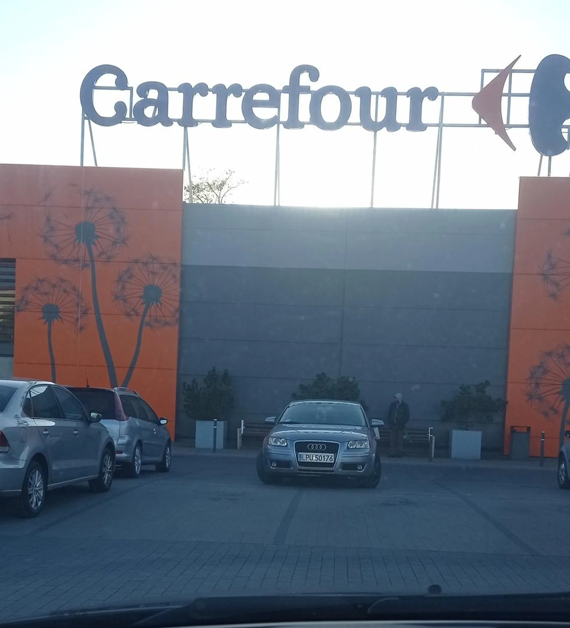 Parkowanie chyba nie jest twoją mocną stroną patrząc że zajmujesz 2 miejsca parkingowe małym autem