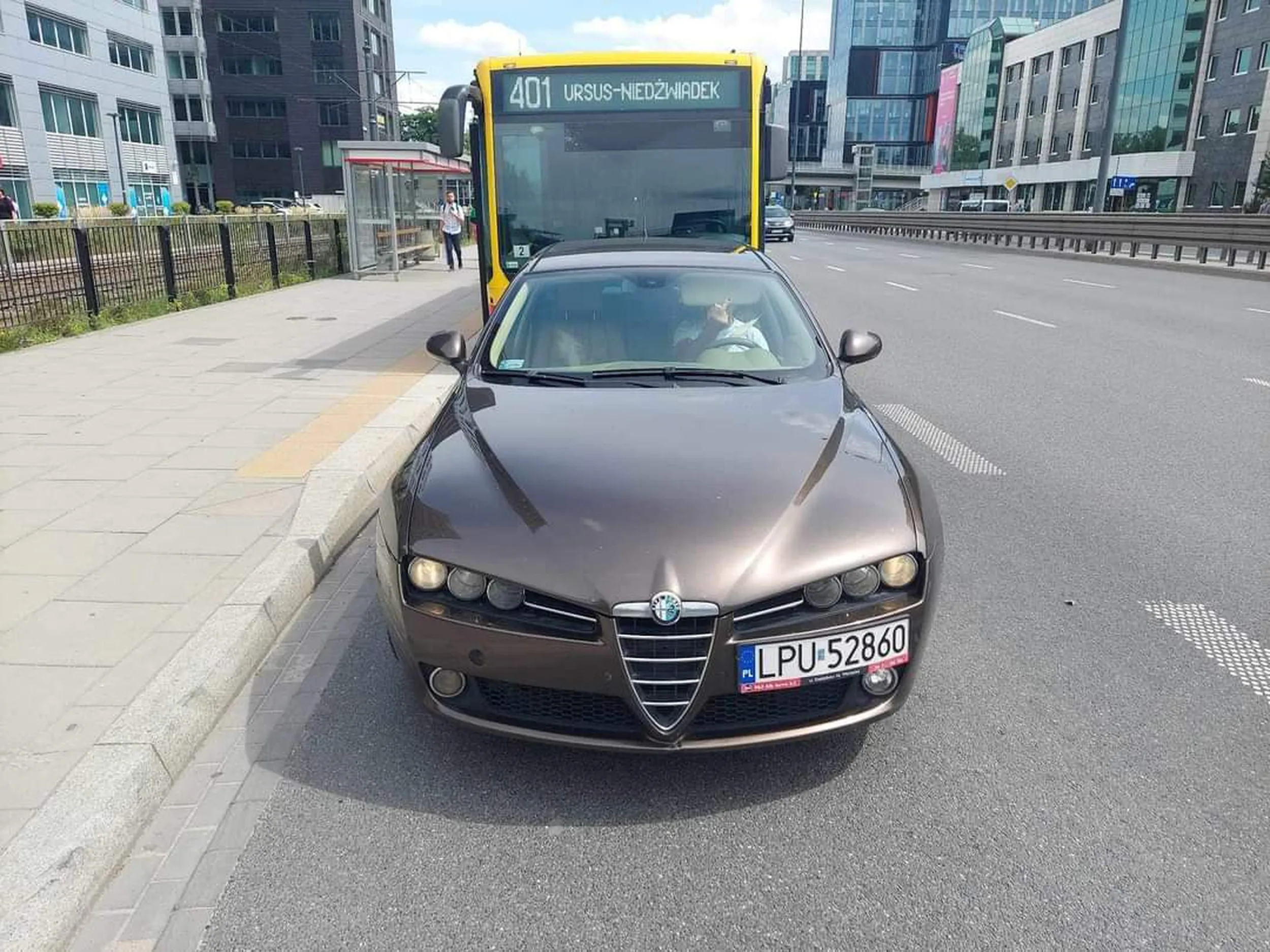 Śmieć blokuje przystanek i autobus. Był tak miły, że palcem pokazał długość swojego przyrodzenia, gdy spotyka się z kolegami z pracy