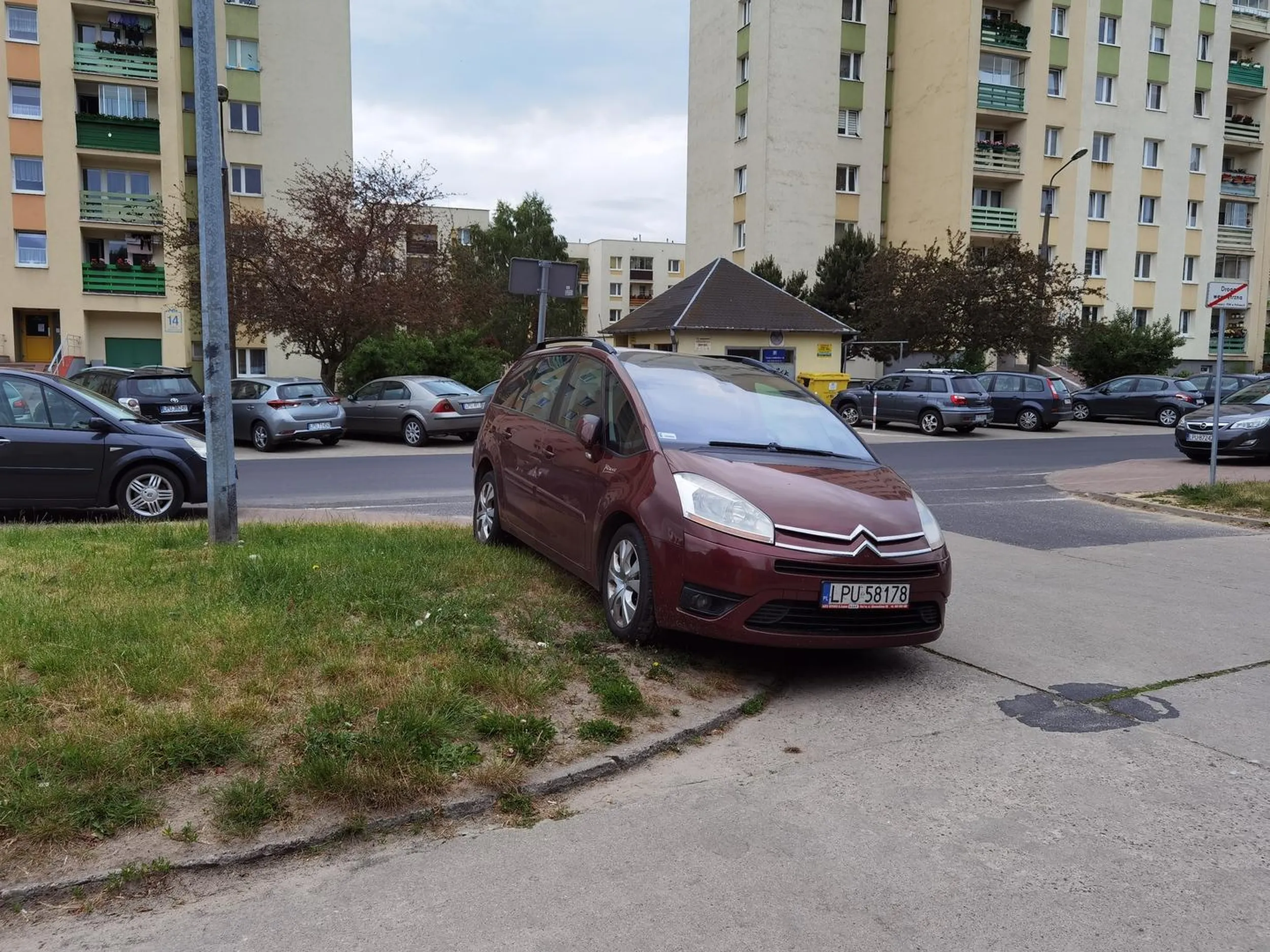 Całe życie staję na klepisku przed stodółką, to i w mieście stanę na trawniku.