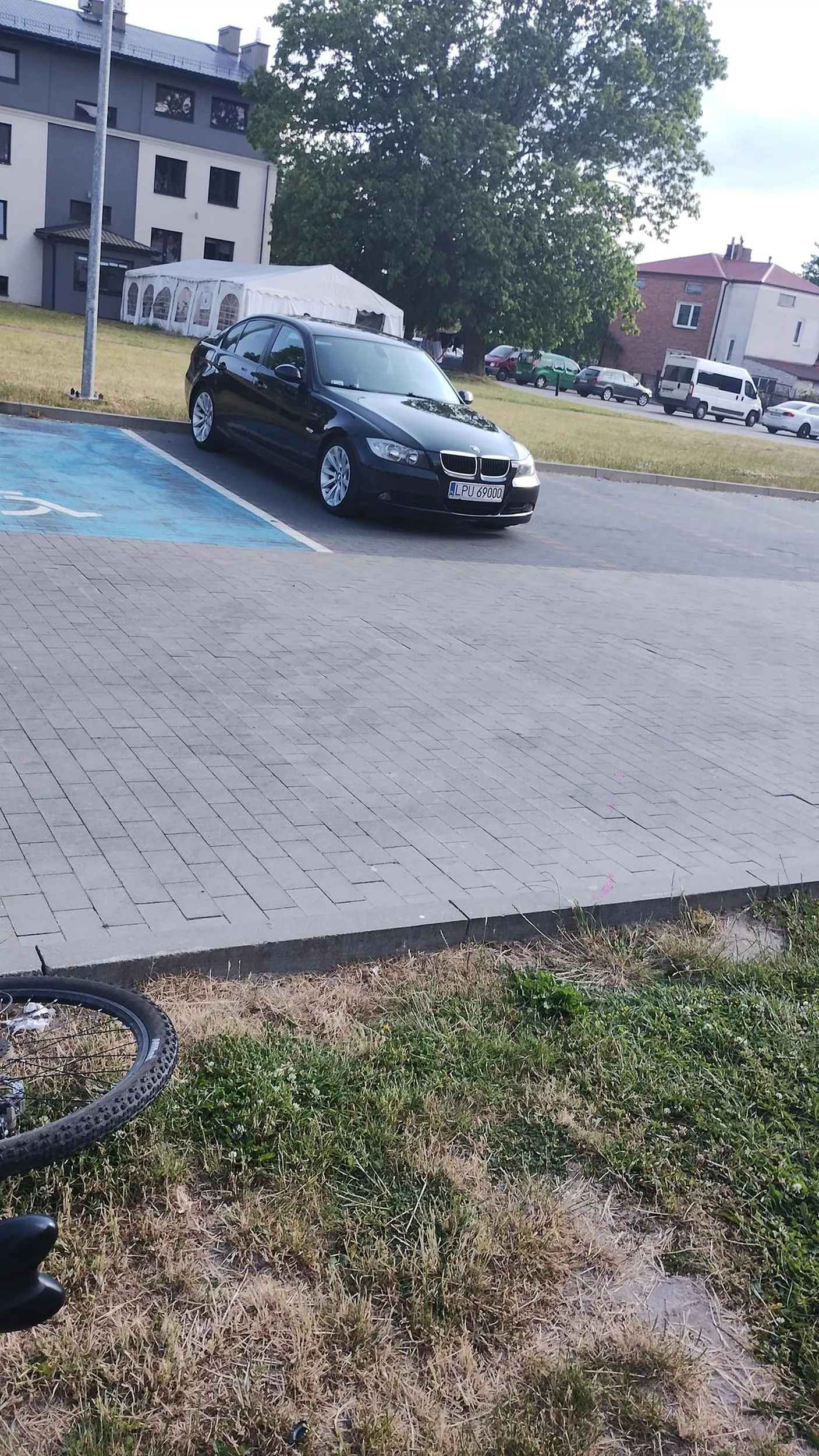 Krzywo zaparkowała nie polecam kierowcy