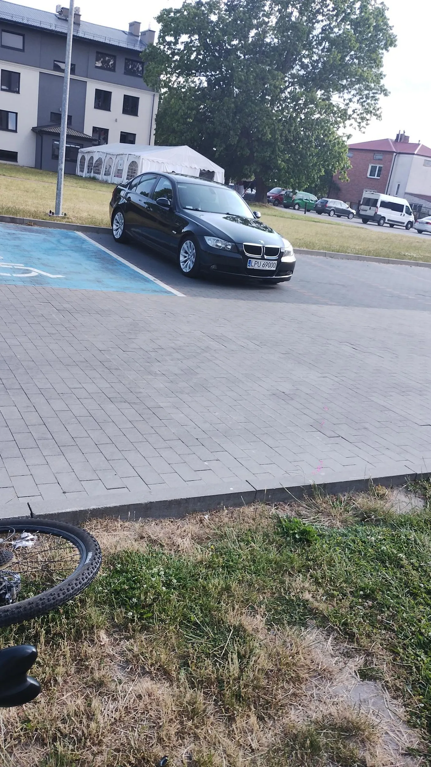 Krzywo zaparkowała nie polecam kierowcy