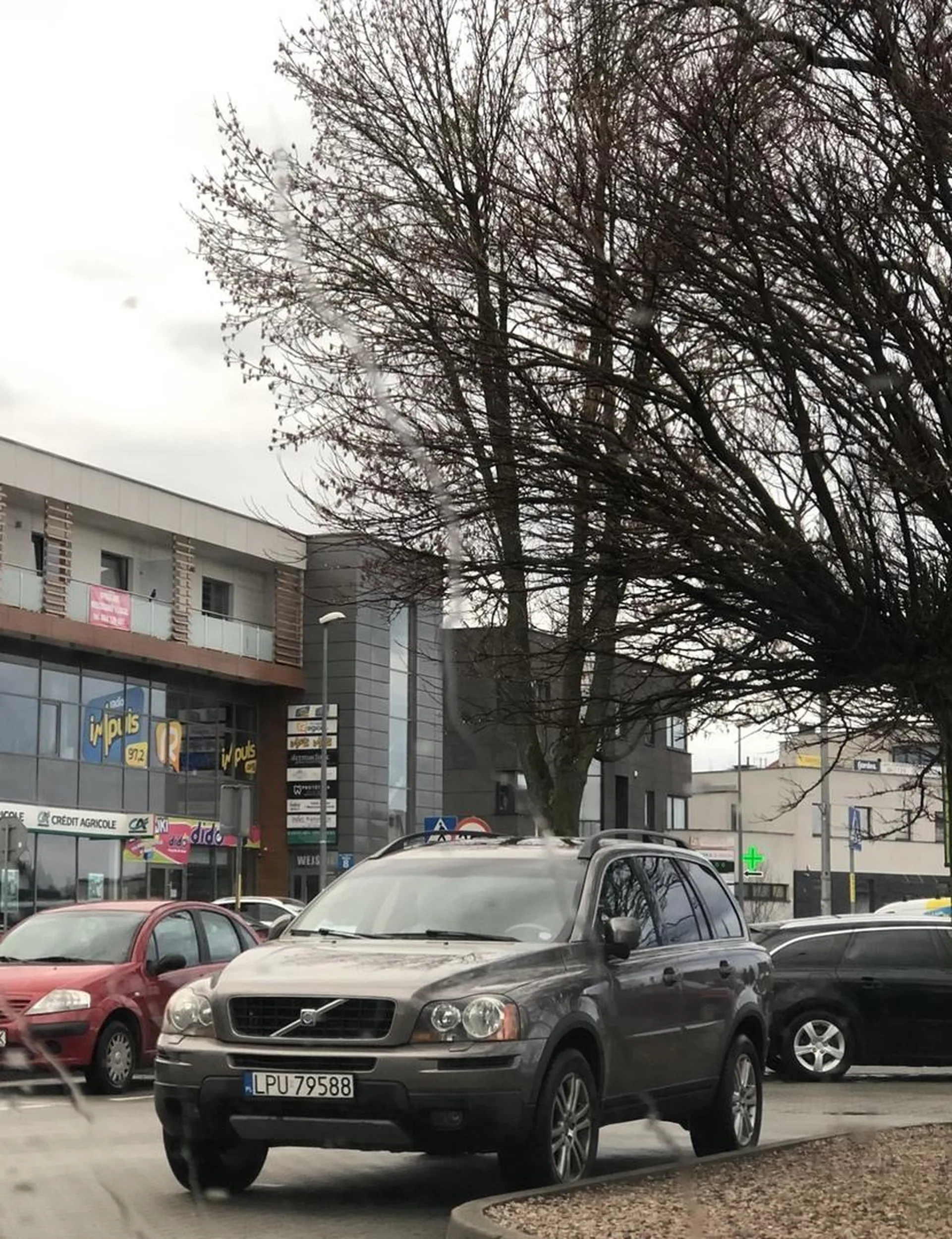 Tyle miejsc pod galerią wolnych, a baba parkuje na przejeździe. Wychodzi z samochodu i ogląda się dumna jak pięknie zaparkowała:)))
