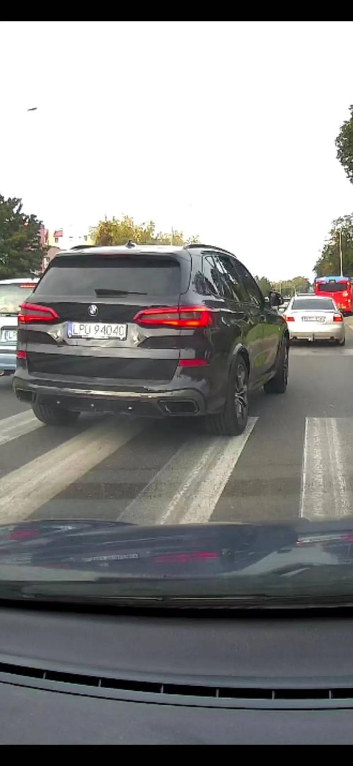 Gościu, wyprzedziłes auto na przejściu i wpierdoliles się prawie na mnie na prawym pasie ale spoko rozumiem, dogoniłem chciałem poinformować co zrobiłeś ale ty nie miałeś żadnej pokory odpowiadając: "no widziałem co zrobiłem ale ty k*** uważaj jak jeździsz a za gościu to zaraz w łeb dostaniesz" więc nagrania kieruje na policję. Typowy chłop w BMW zawsze będzie typowym chłopem z BMW