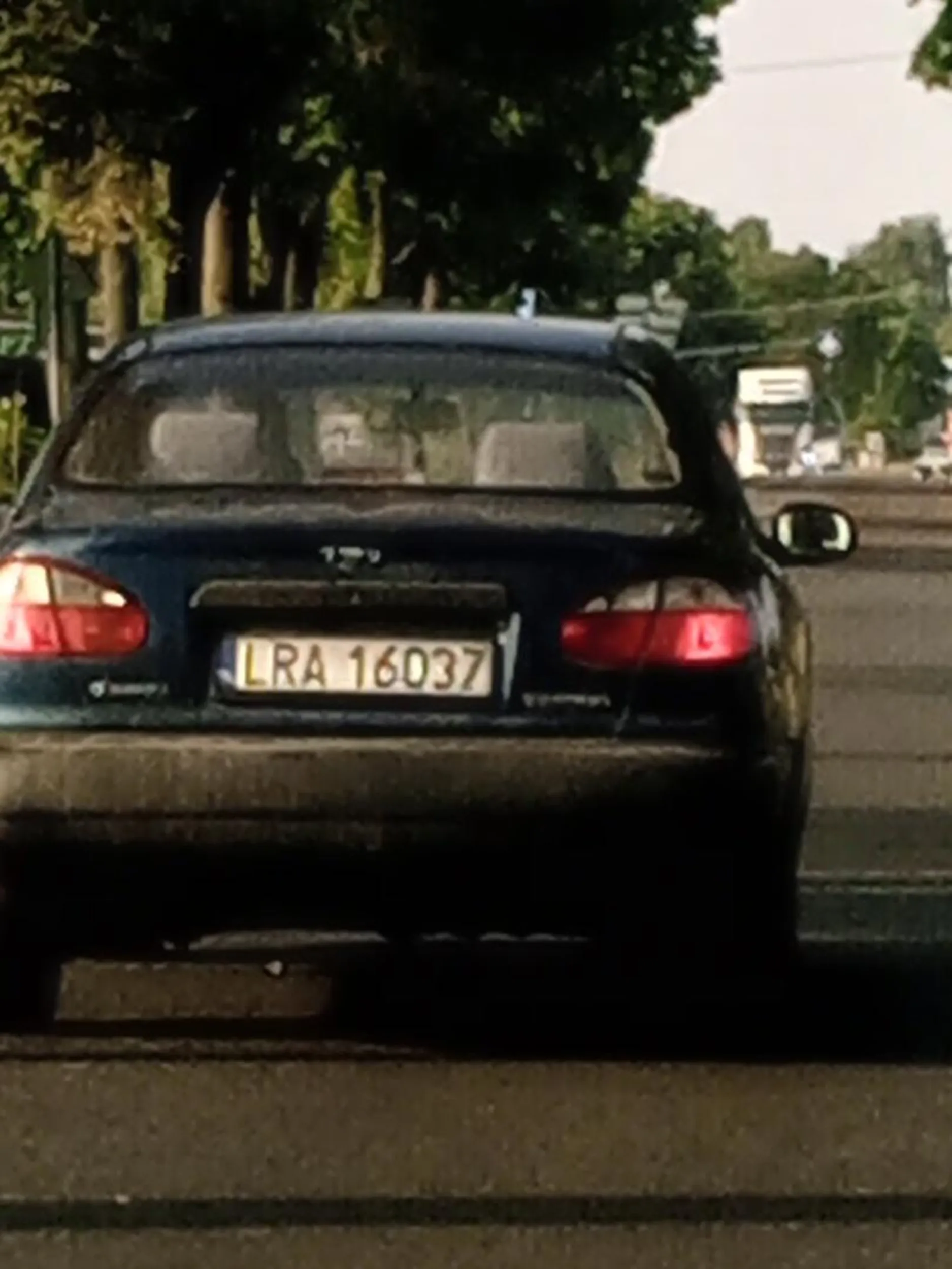 Kutas wymusza pierwszeństwo, jedzie się 90, a ten 20m przed autem się włącza do ruchu, gdyby nie szybka reakcja kierowcy doprowadziłoby to do wypadku, stary sklerotyku