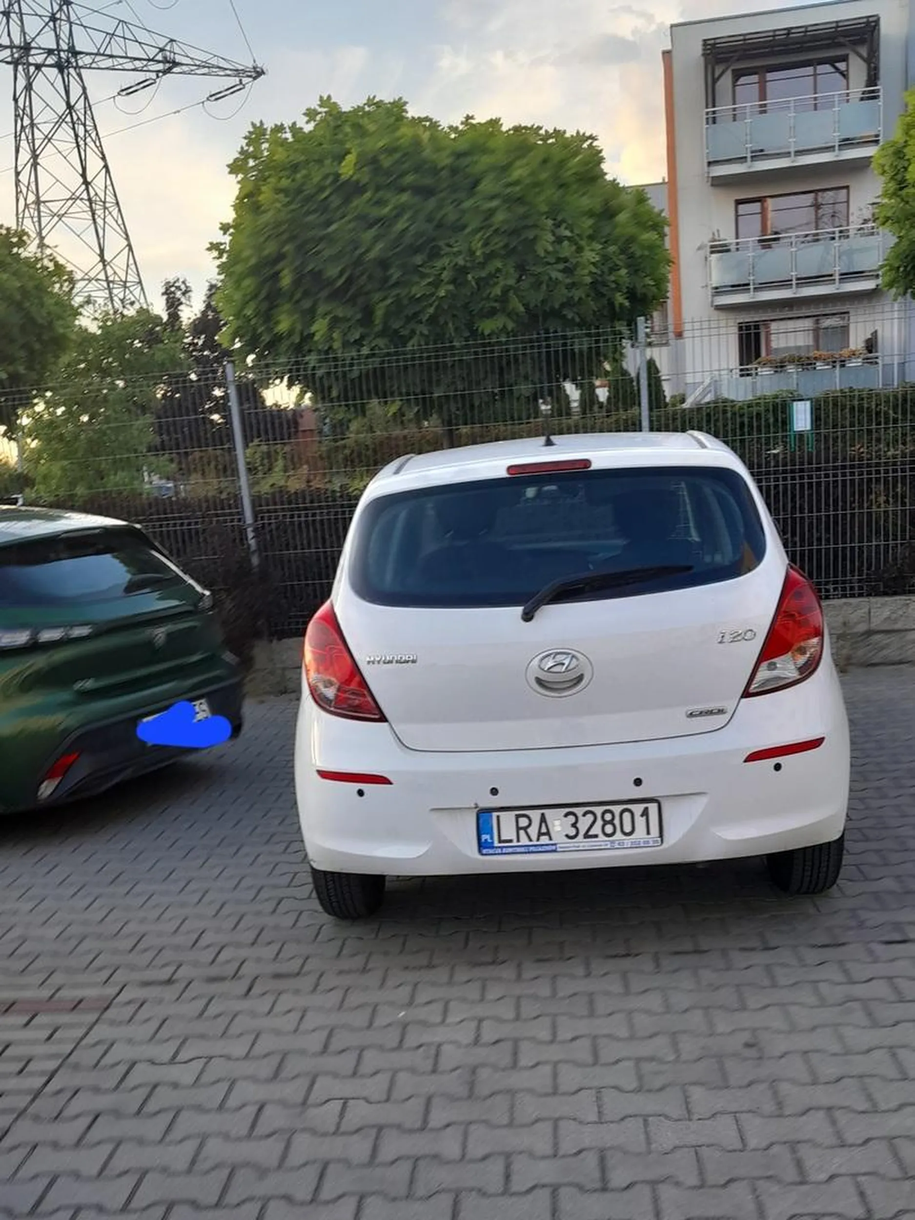 Piękne parkowanie zastawiając dwa samochody..