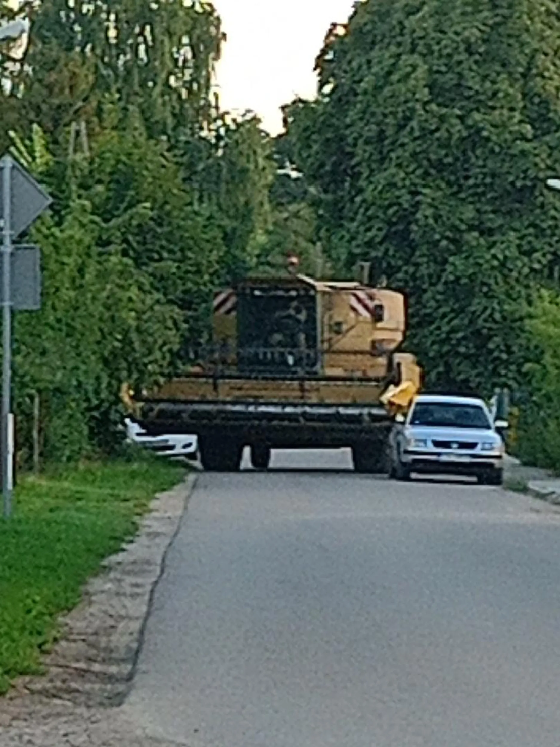 Właściciel Passata zablokował pas ruchu. Kombajnista ma problem z przejechaniem.