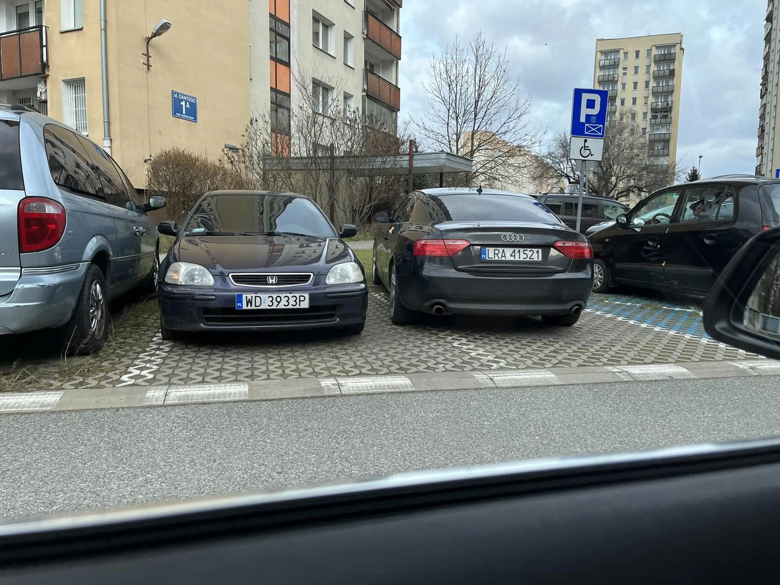 Audi A5 o numerze rejestracyjnym LRA 41521 od kilku tygodni zaparkowana i pozostawiona w taki sposób jakby ktoś ją porzucił/ukradł i zostawił na przeczekanie (zaparkowana po skosie i częściowo na trawniku). Samochód znajduje się na ulicy Dantego 1A w Warszawie.