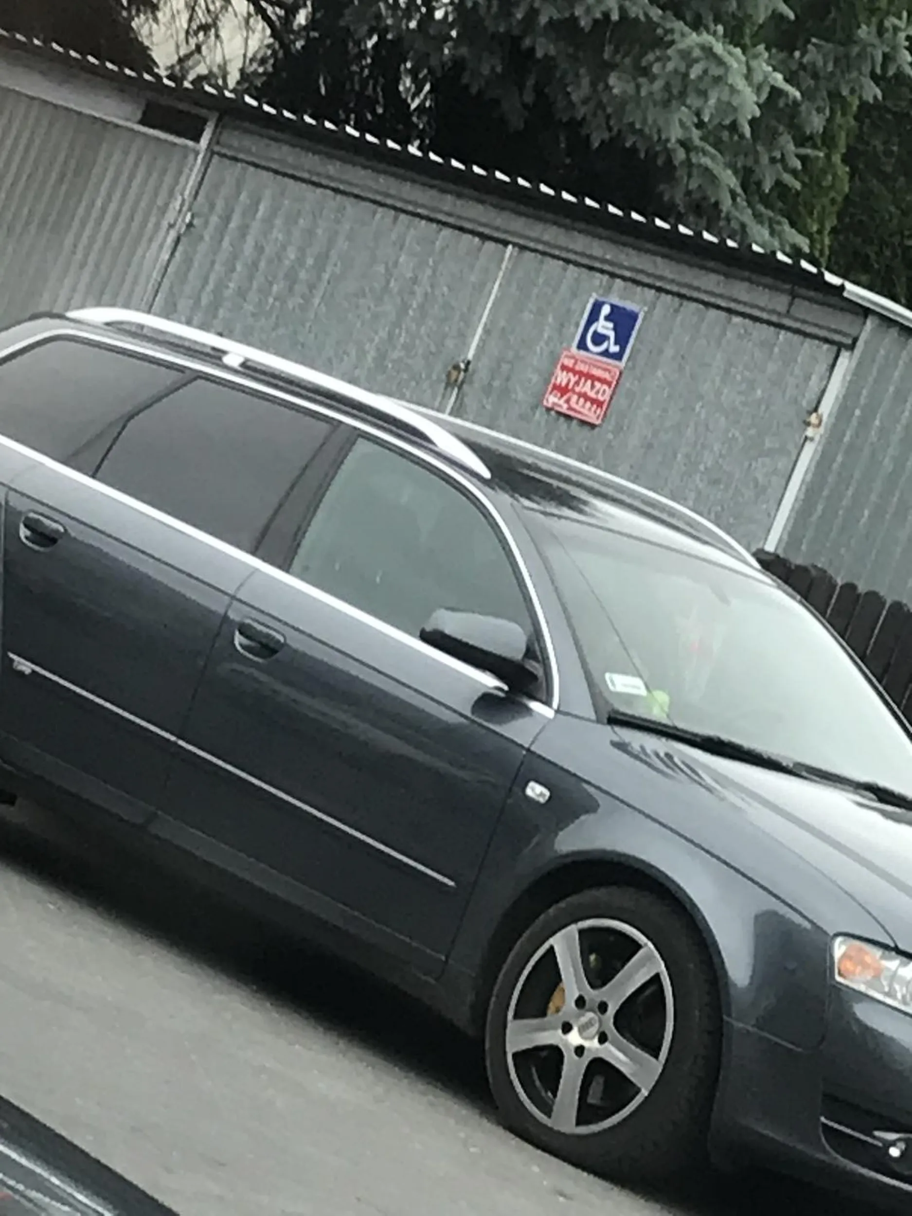 Auto widmo kierowca jest czarny nie widać go przez szybę i z przodu ma przyciemnione zgłaszam to na policje!!