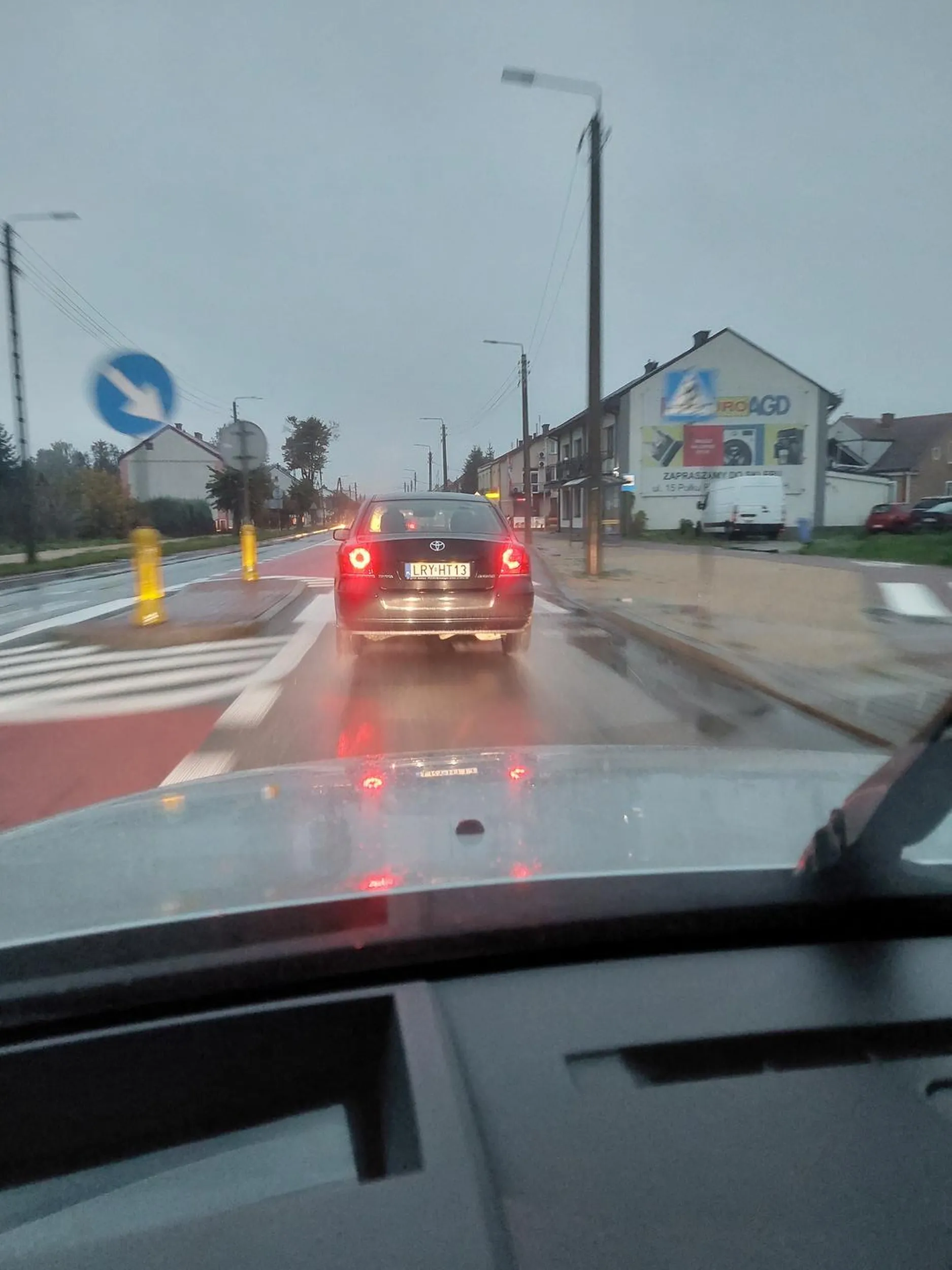 Wredna baba nie zna przepisów, wymusza pierwszeństwo na rondzie zmuszając mnie do ostrego hamowania, nawet nie przeprosiła bo to baba jej się wszystko należy. Polecam przypomnieć sobie przepisy ruchu drogowego.