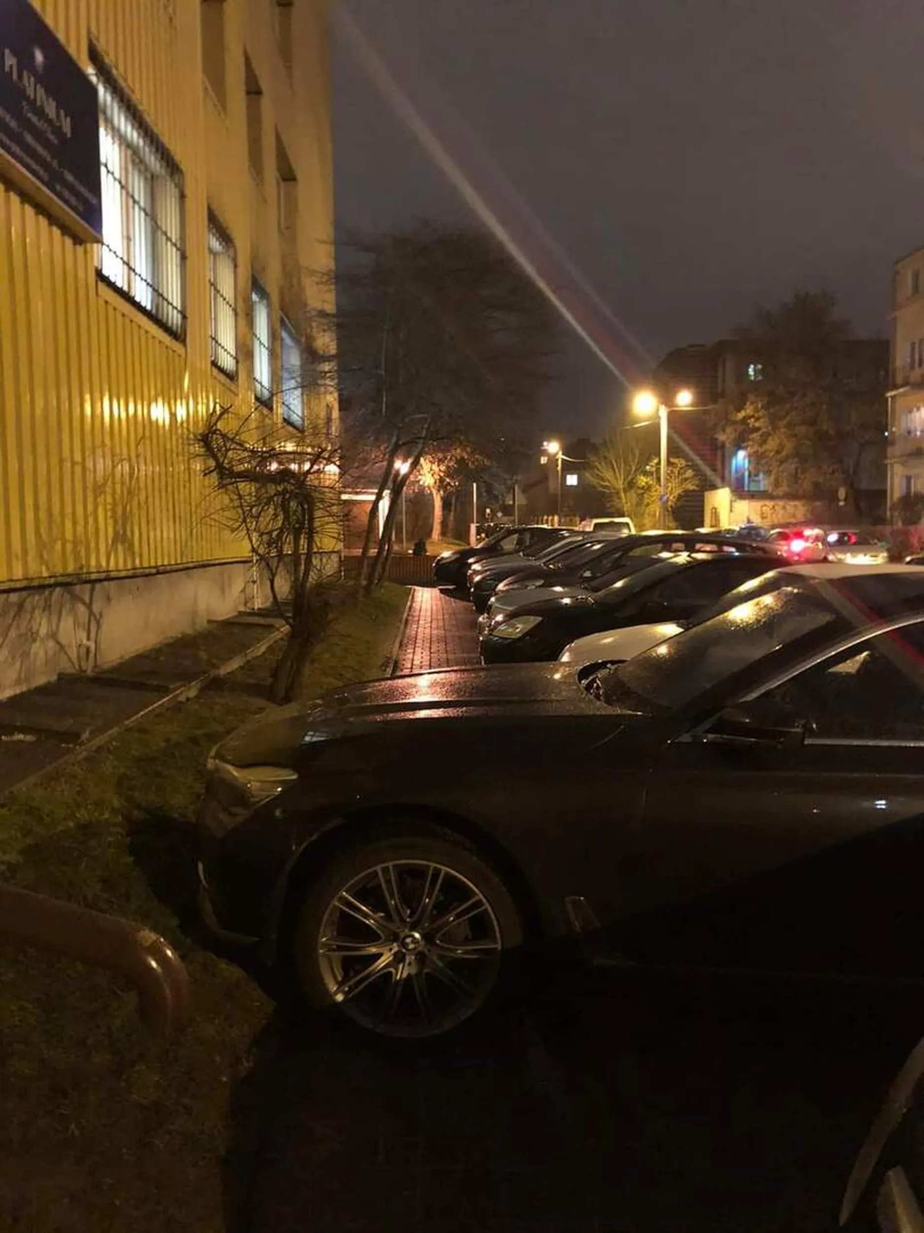 Jak widać na obrazu. Kutas nie kierowca. Parkować nie potrafi