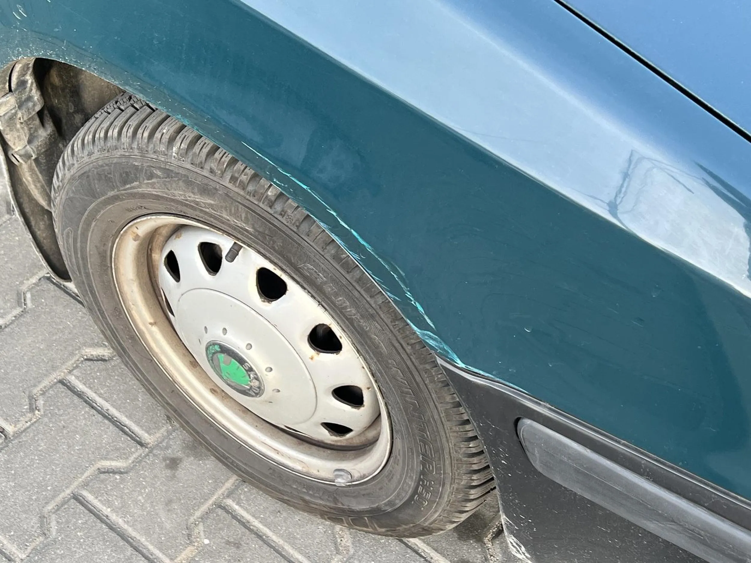 Niszczy auta sąsiadów