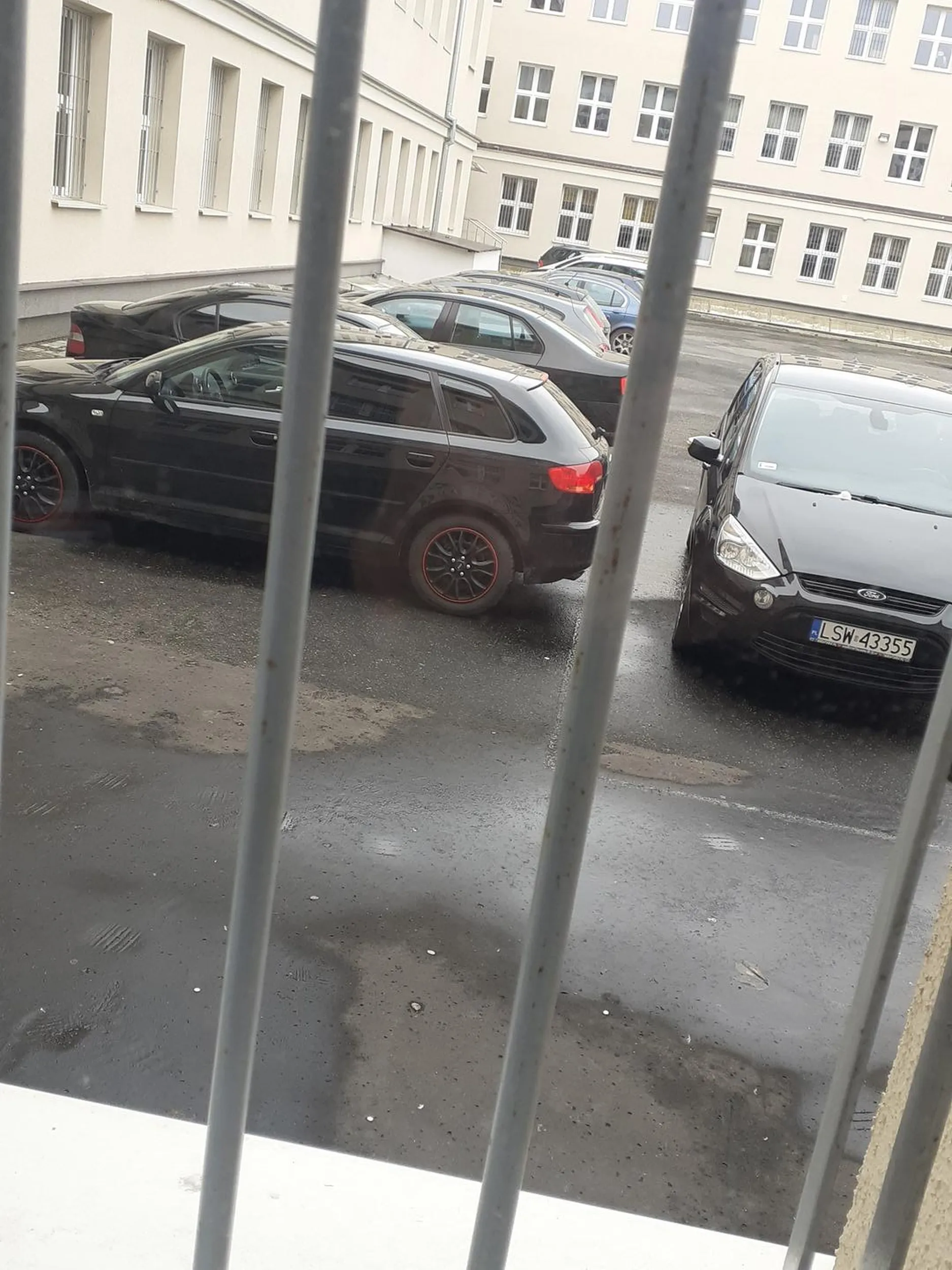 Zastawił dwa samochody