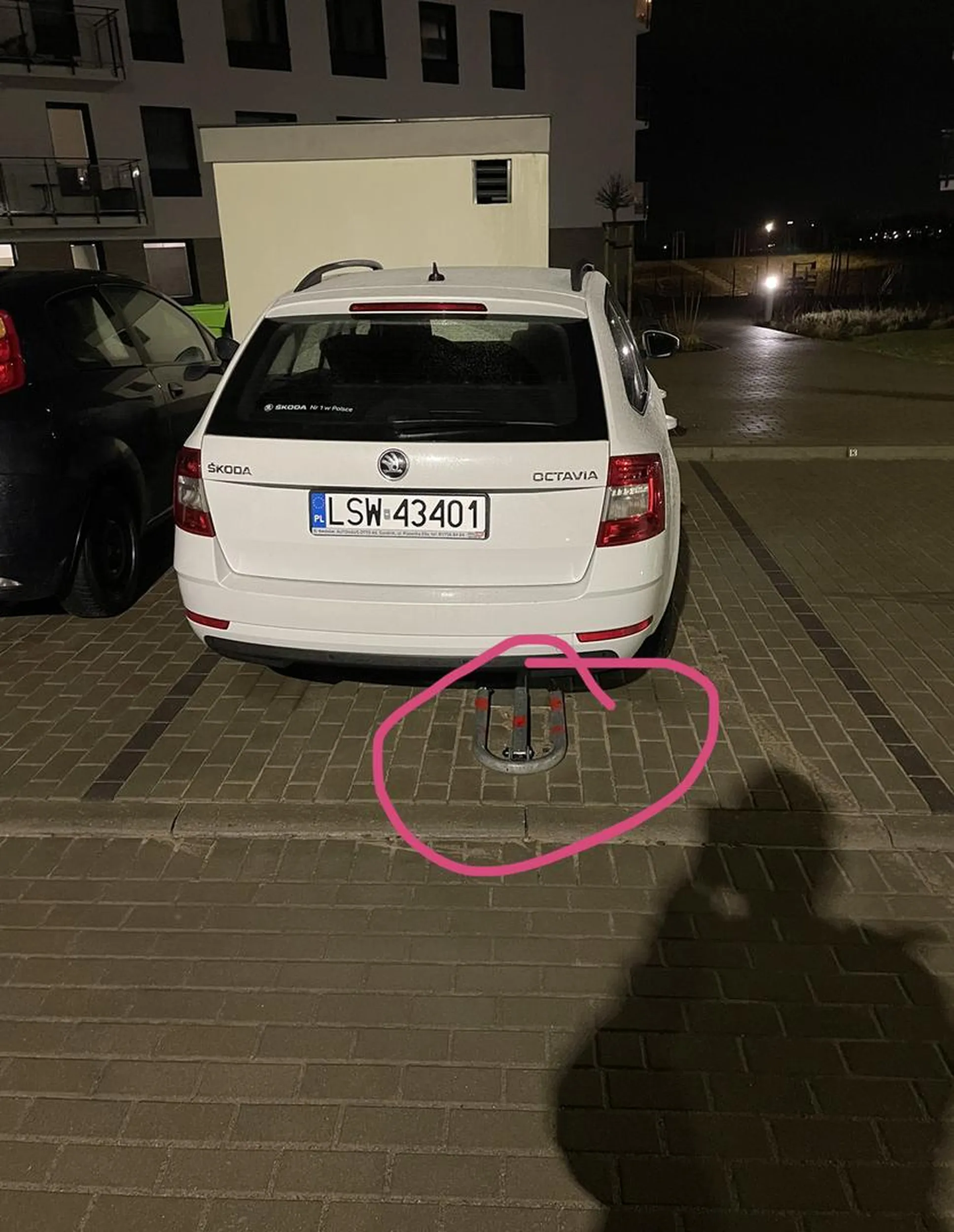 Staje na prywatnych miejscach. Na dodatek krzywo