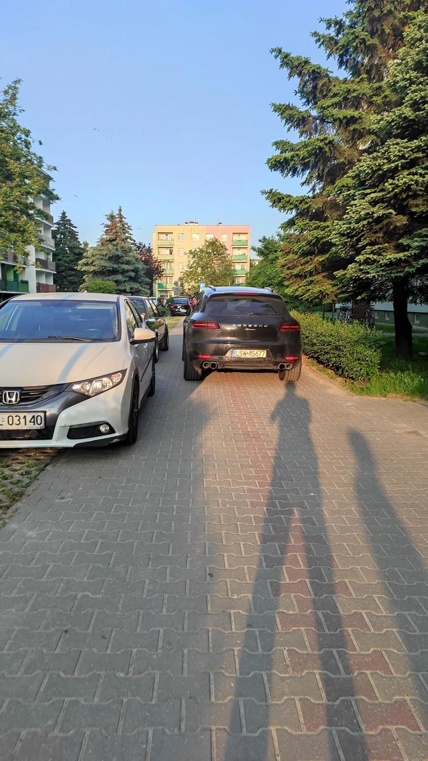 Jazda po chodniku, na zakazie ruchu.