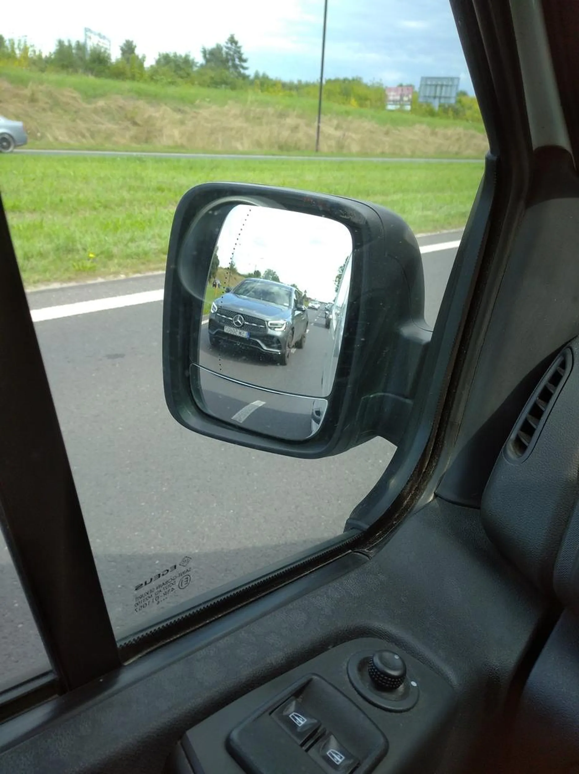 Szeryf, psychol, morderca. Blokuje lewy pas. Mało co nie doprowadził do dachowania innej osobówki