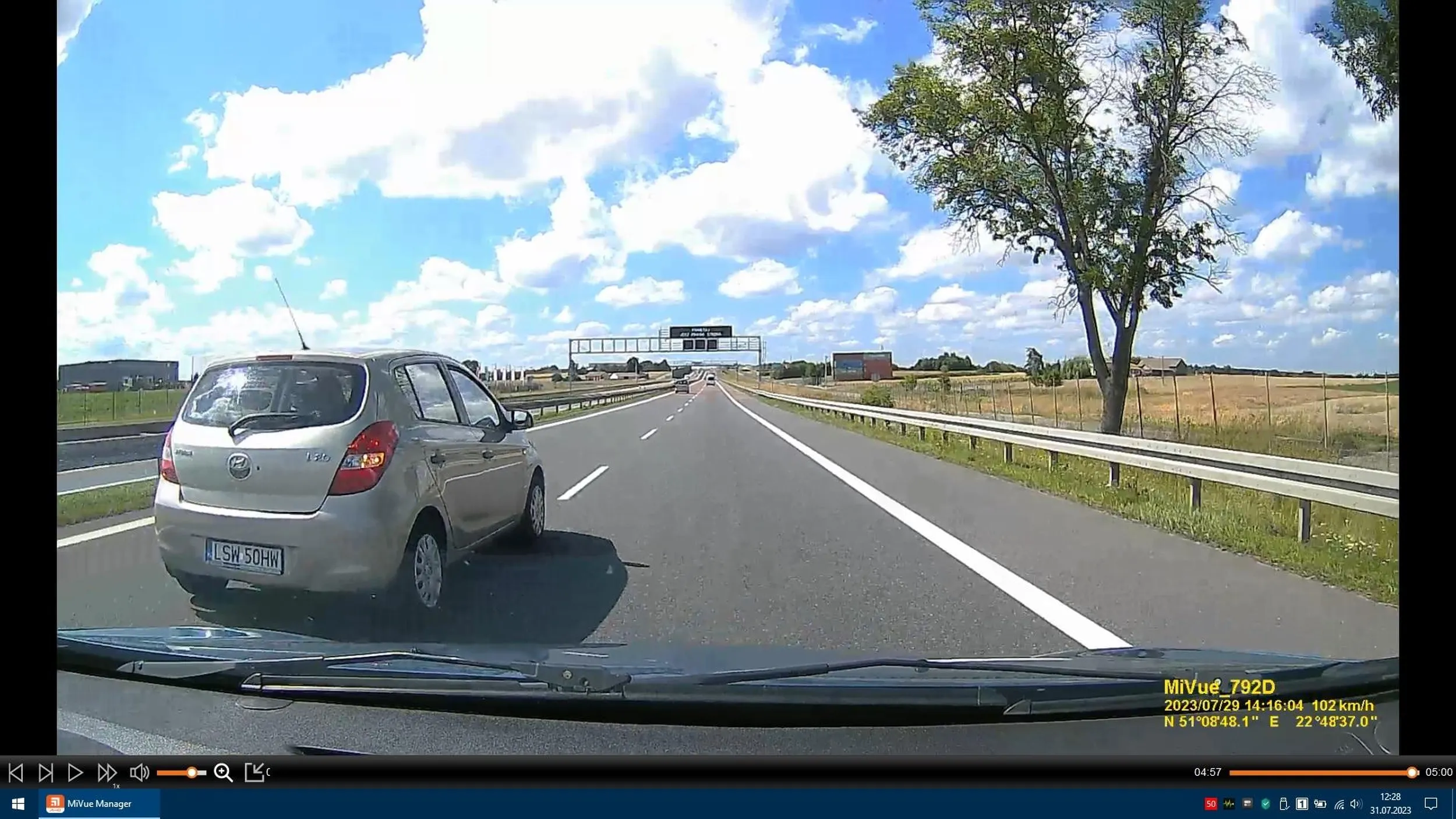 Jak wyprzedzasz to zachowaj odstęp od wyprzedanego i nie zajeżdżaj przed samą maskę tak że muszę hamować. Może w Świdniku się tak jeździ ...