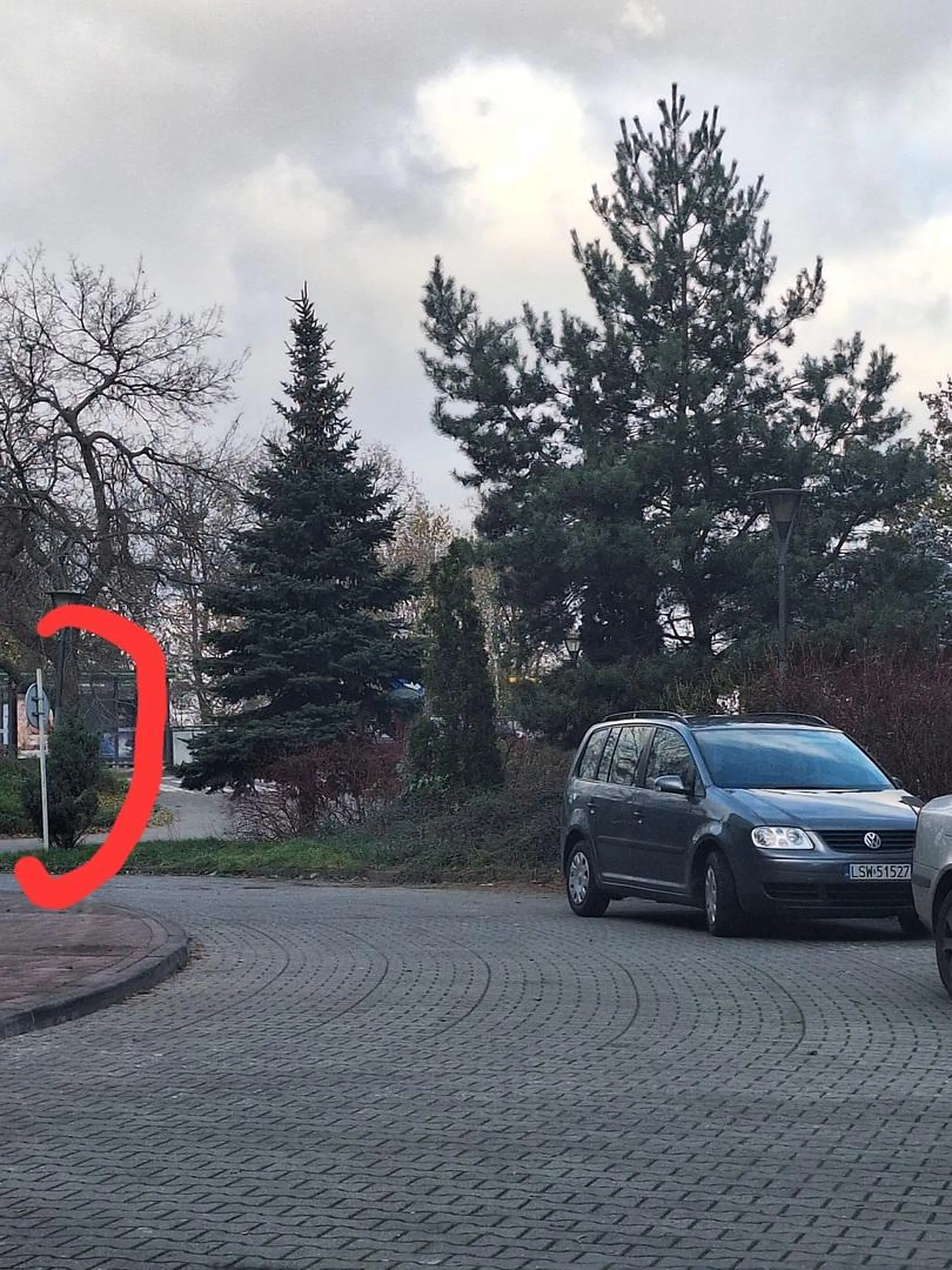 Na czerwono zaznaczony znak zakazu wjazdu, nikt mi nie powie że ten Baran tego PO PROSTU nie zauważył