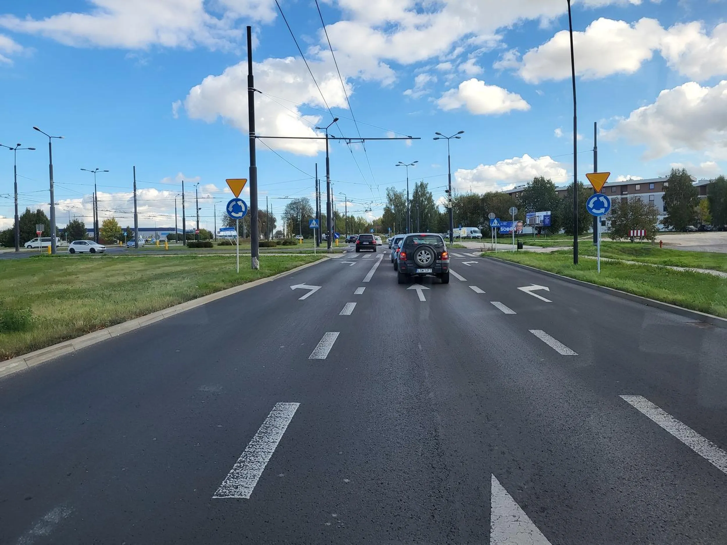 Czy to rzeczywiście tak trudno wypuścić autobus z zatoki? Dzięki niemu kilkudziesięciu ludzi nie jedzie autem i korki są mniejsze... Art. 18. 1. Kierujący pojazdem, zbliżając się do oznaczonego przystanku autobusowego na obszarze zabudowanym, jest obowiązany zmniejszyć prędkość, a w razie potrzeby zatrzymać się, aby umożliwić kierującemu autobusem włączenie się do ruchu, jeżeli kierujący takim pojazdem sygnalizuje kierunkowskazem zamiar zmiany pasa ruchu lub wjechania z zatoki na jezdnię.