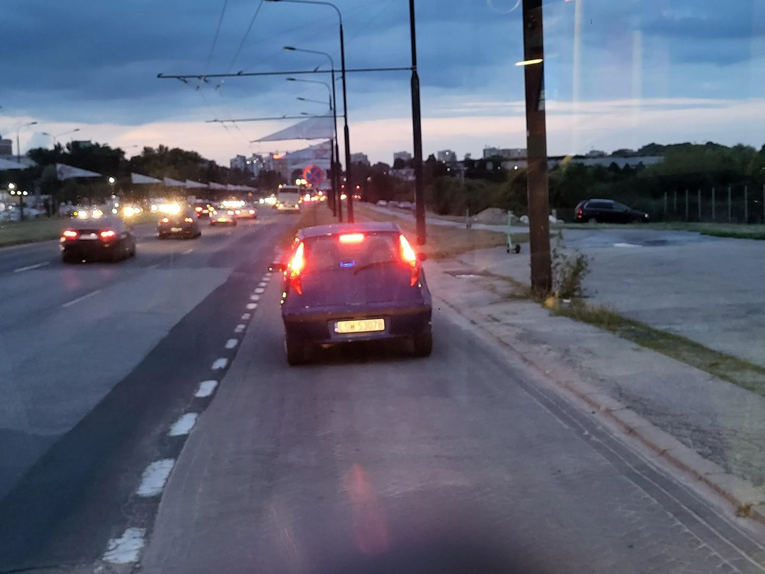 Parkowanie na przystanku... a obok duży parking stacji paliw.