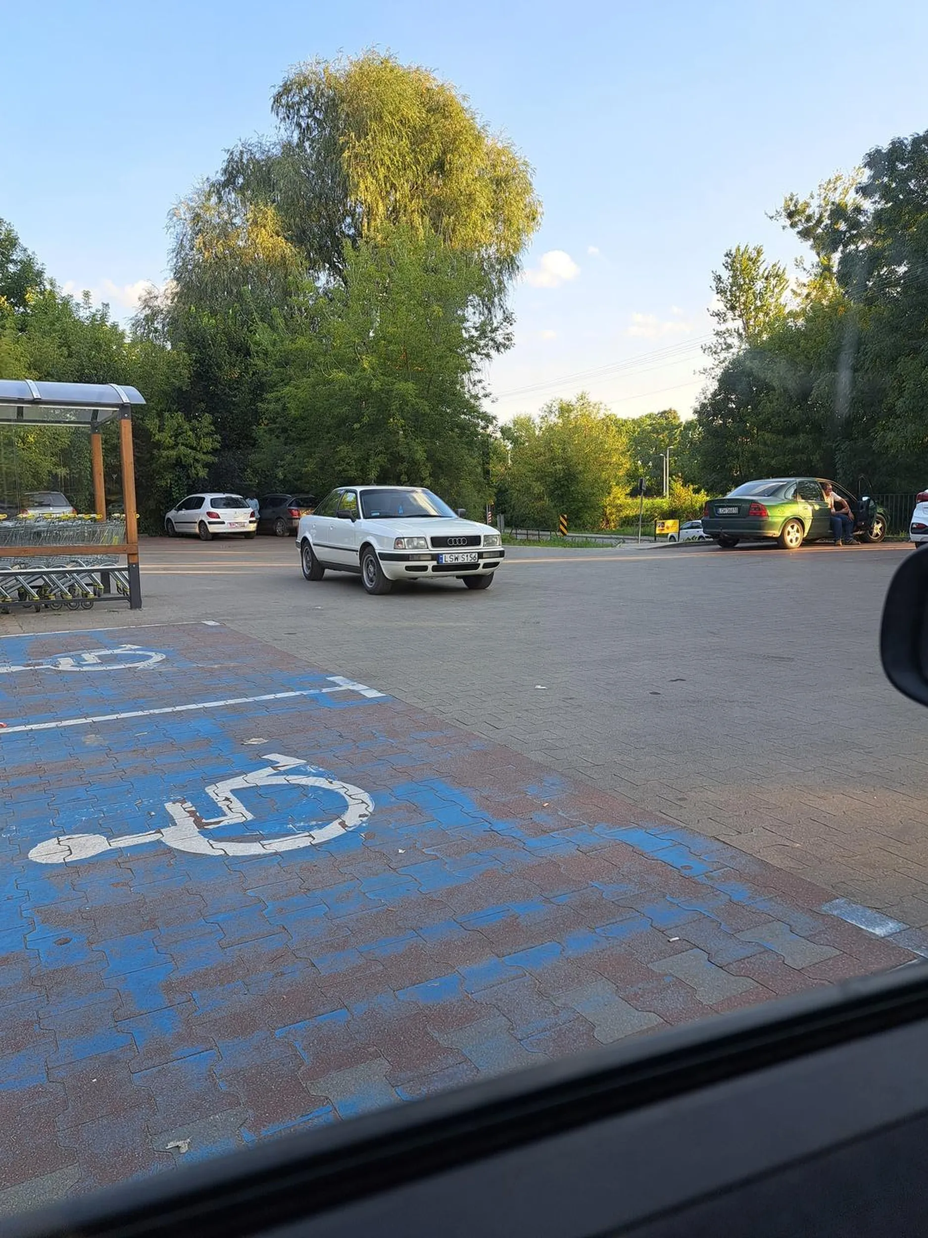 Zaparkować na środku...