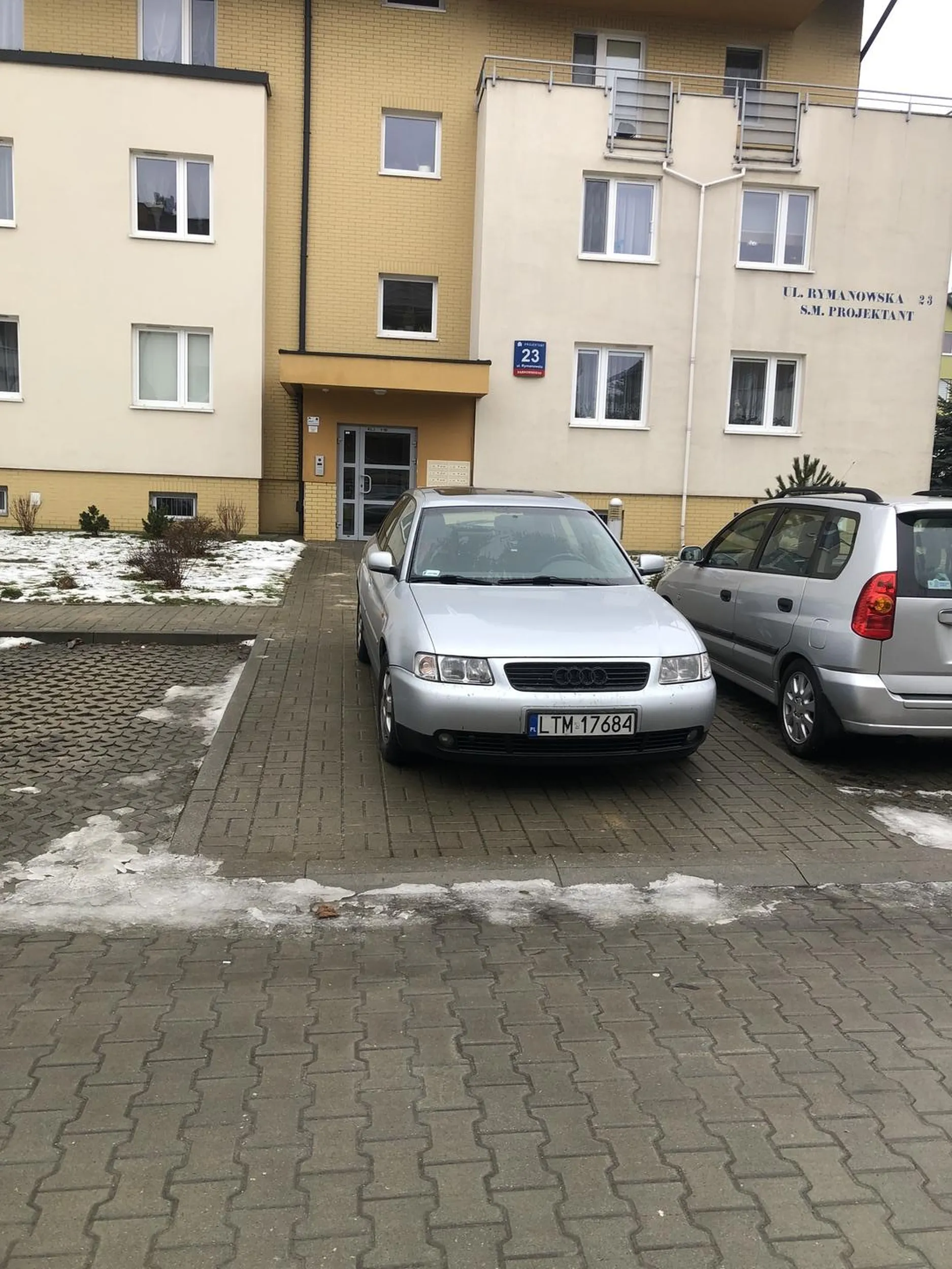 Nie wiem czy jest to słaby kierowca, natomiast wiem, że jest wyjątkowo głupi. Przerasta go zaparkowanie na miejscu parkingowym i stawia swojego rzęcha gdzie popadnie.