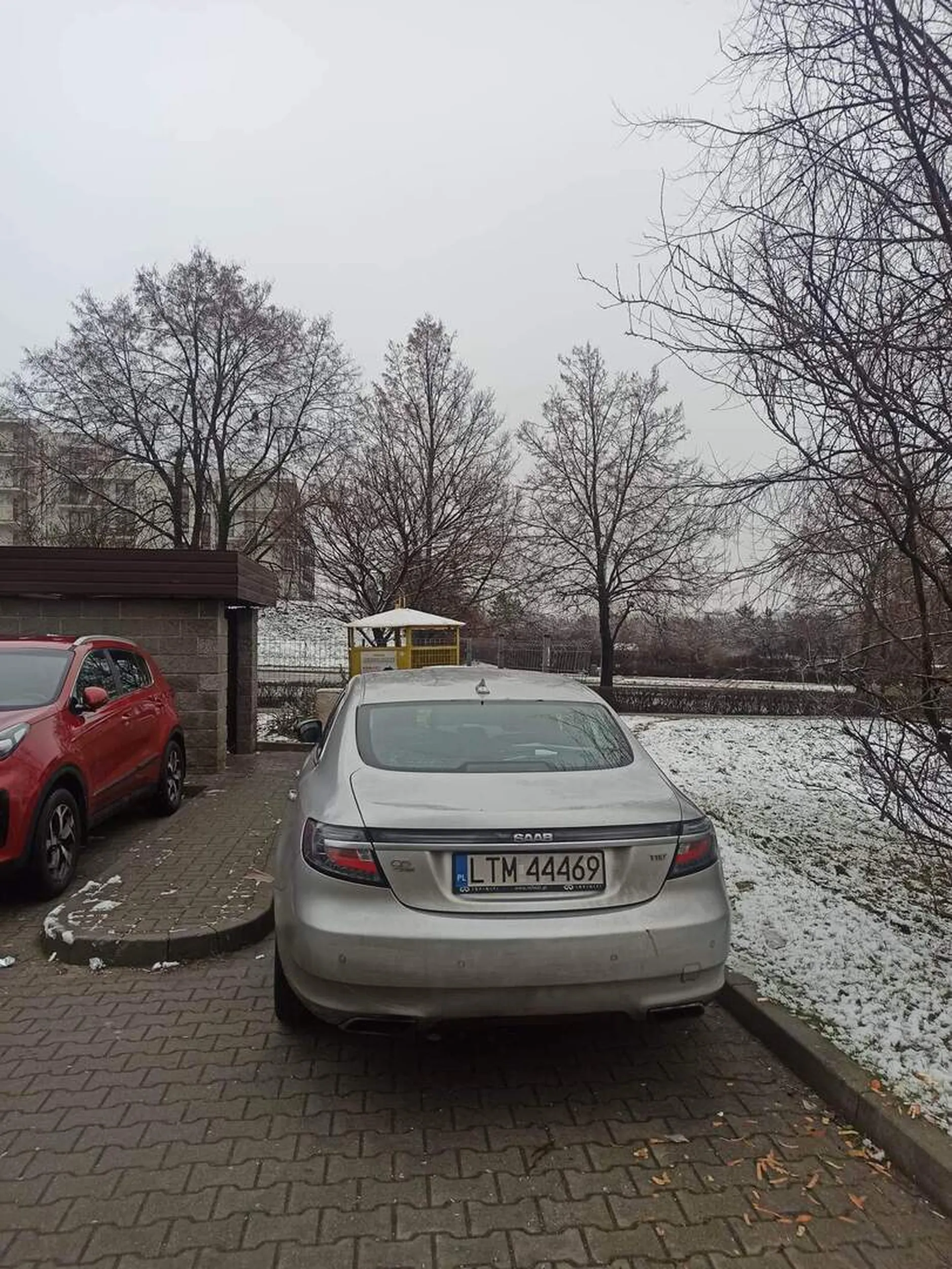 Ten kierowca nie lubi lubelskich śmieciarzy dlatego zastawia im wjazd żeby nie mogli zabrać śmieci. Szkoda że nie zostawił otwartego samochodu to by się wypełniło odpadkami może by coś zrozumiał