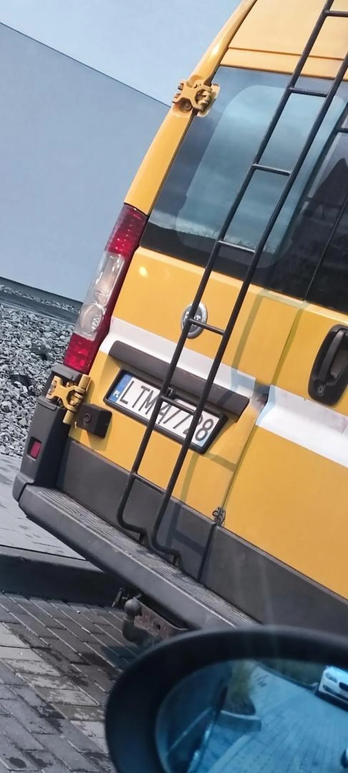 Mógłbyś nie stawiać tego busa na moim miejscu prywatnym?