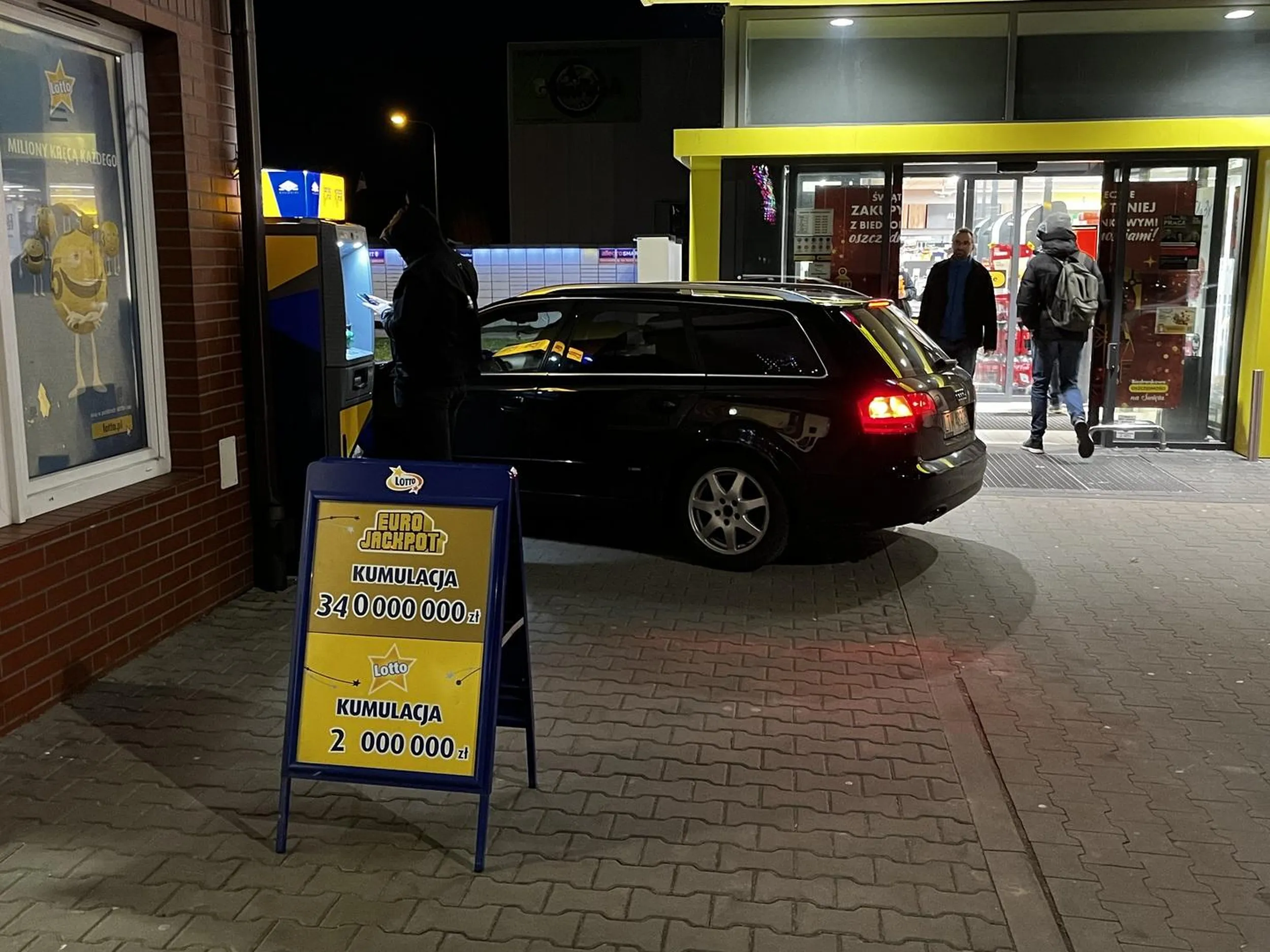 Trzeba było se bankomat zapakować do bagażnika i zabrać do domu i tam wybrać kasę. A i nie zapomnieć żeby ktoś rozładował a potem odwiózł?