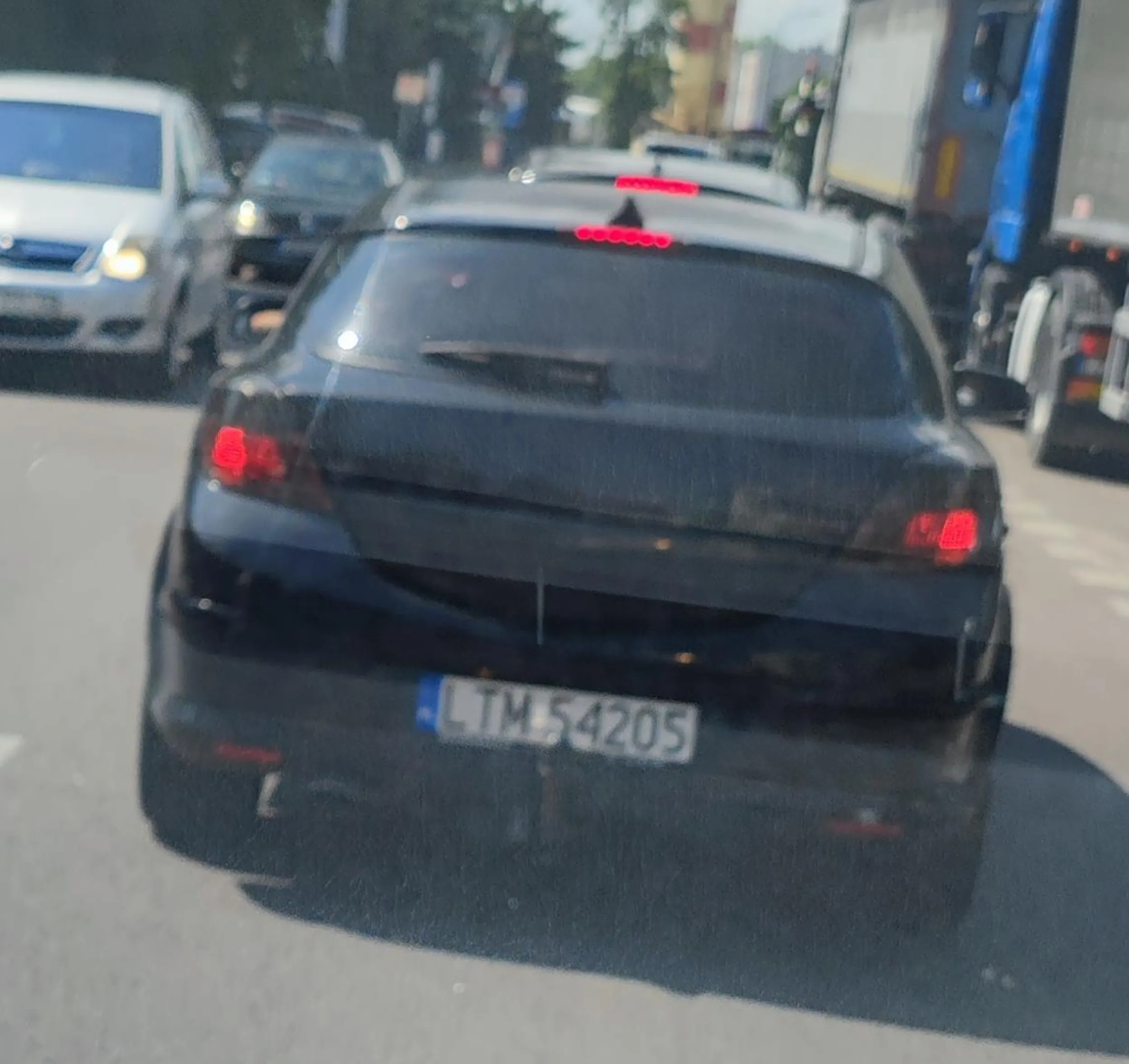 Czereśniaku, jak już sią nauczyłeś palić to i naucz się petować w popielniczce lub wsadź sobie tego kiepa w d..e a nie za okno w czasie jazdy. Przyjeżdżasz do miasta to się zachowuj...